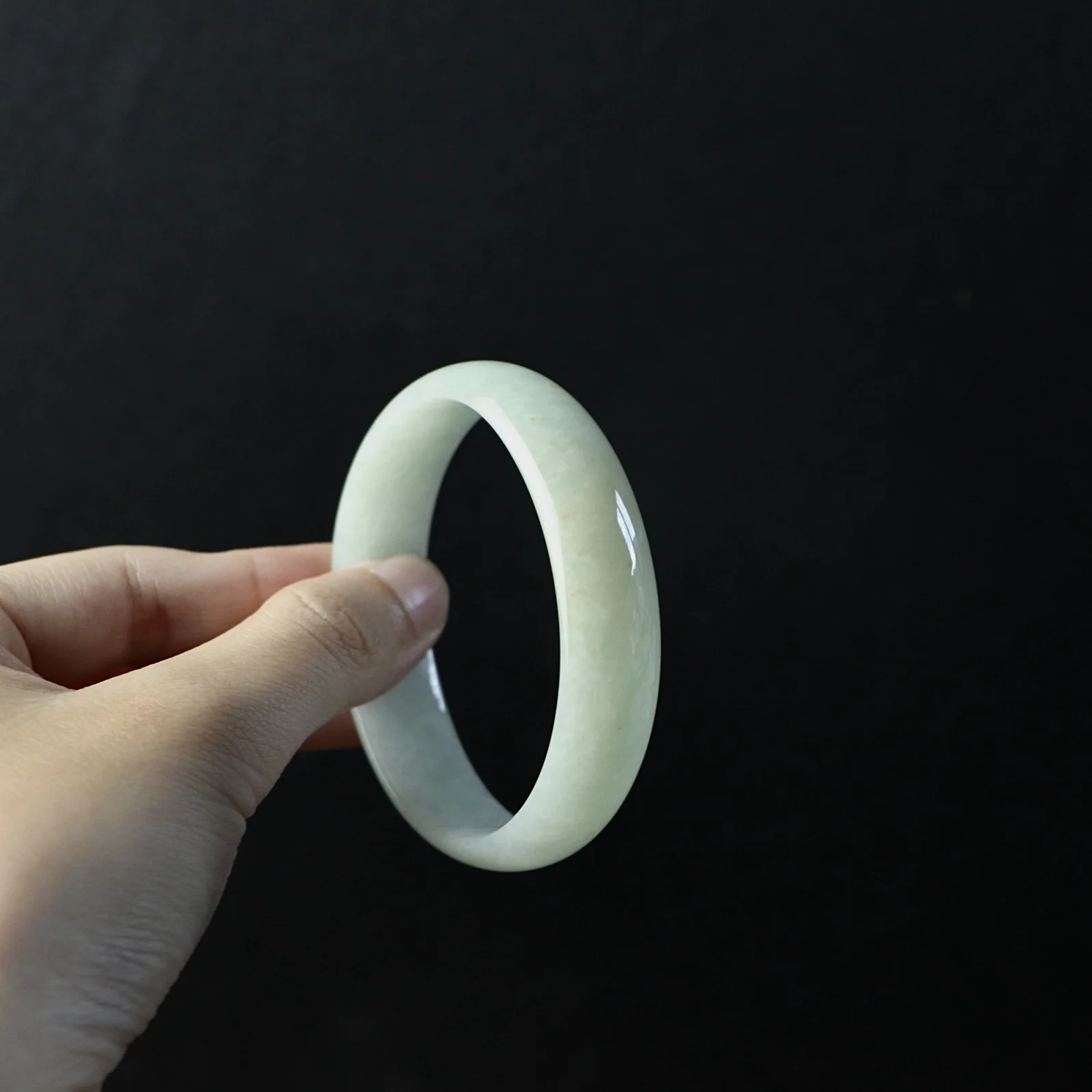South Asia, Yingrun Light Green Is a Small Flaw in the New Chinese Plain Circle Tide Minority Safe Transit Jade Bangle