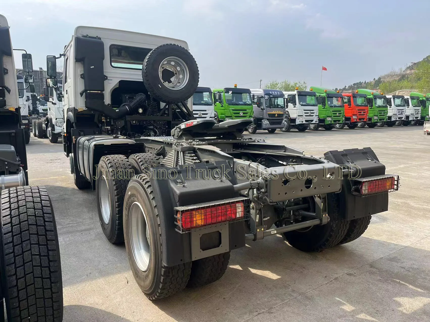 Brand new Sino Howo 6x4 10 wheel 380hp 400hp 430hp Tractor Trucks for sale Africa