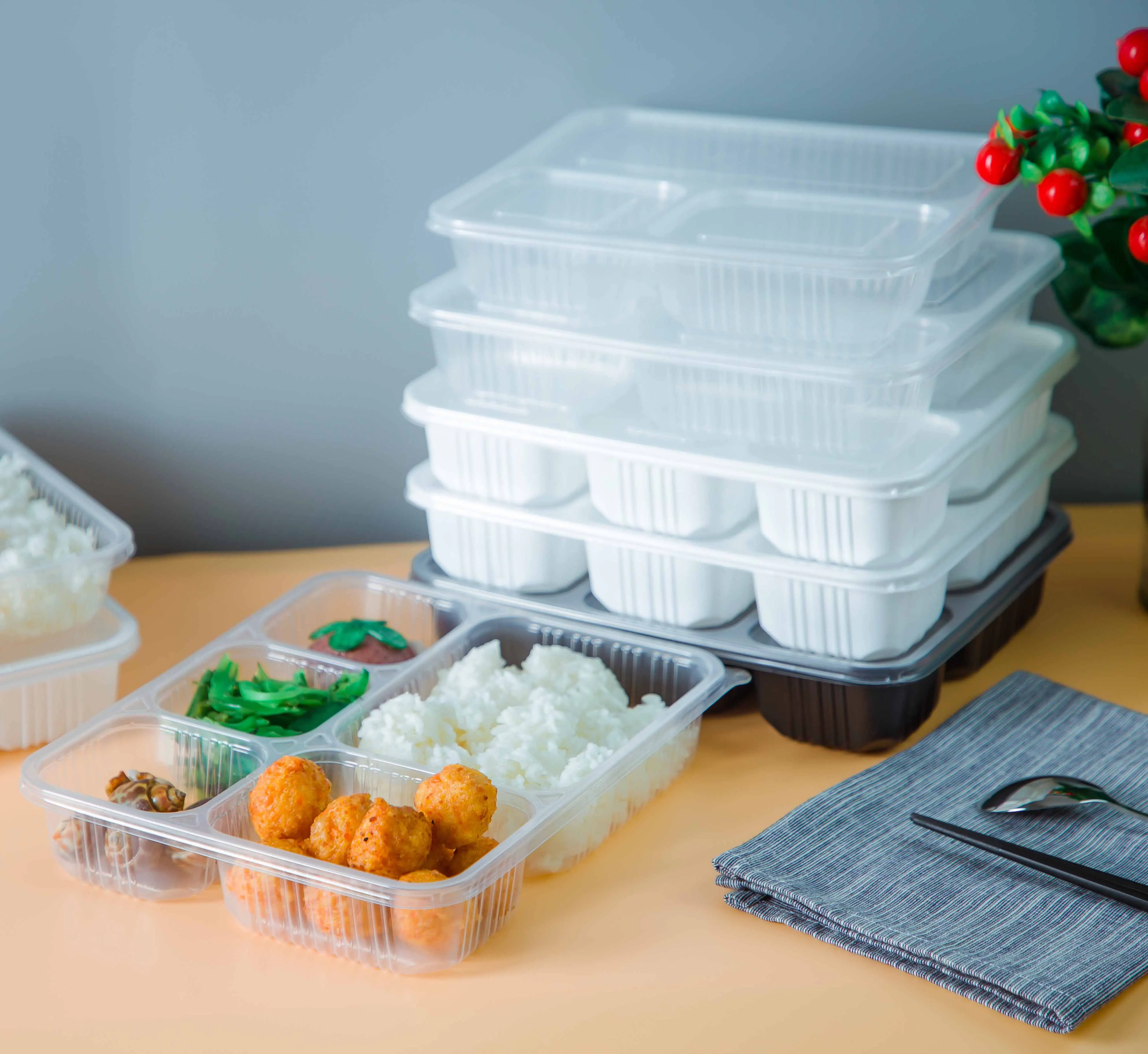 3 compartment takeaway microwavable container disposable plastic food container with lid for meal fast food