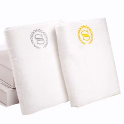 Качественное белое банное полотенце для душа в отеле