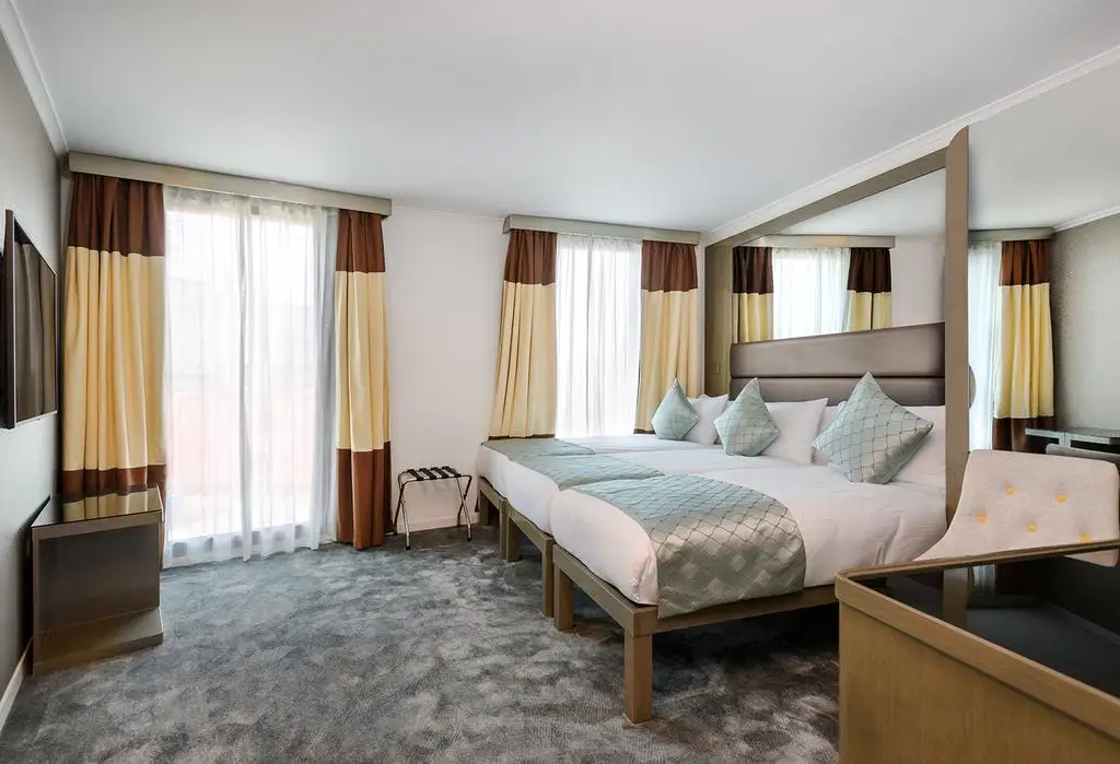 CREATION England Hotel Project Five Star  Atrium Hotel Heathrow Natural Wood Veneer Hotel Room Furniture Set