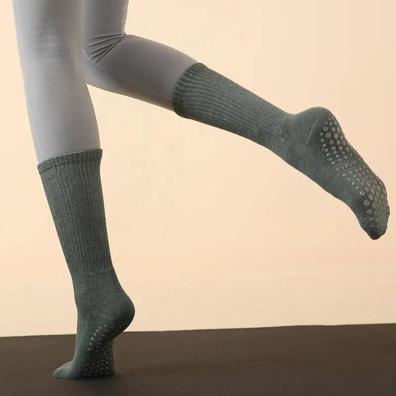 Hot Wholesale High Quality Cotton Sports Socks Women Custom Logo Strongly Breathable Anti-Slip Crew Socks Winter Fitness Print