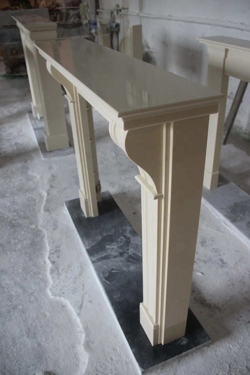 Top Quality Irish Dublin Corbel in Crema Fiore Alpine White Micro Man Made Marble Stone Fireplace Surround