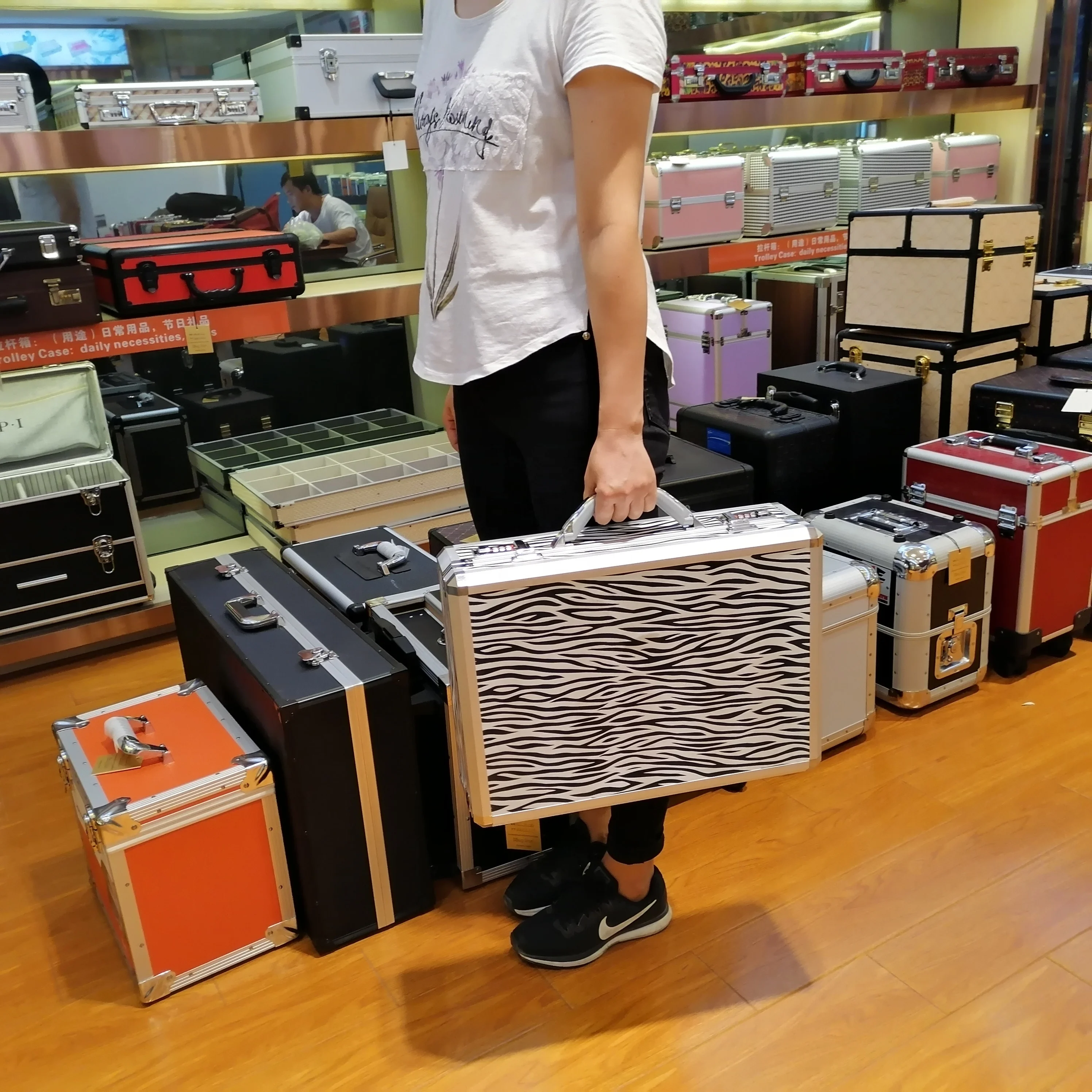 
Aluminum Carry Case With Compartment Custom Business Unisex Hard Shell Briefcase 