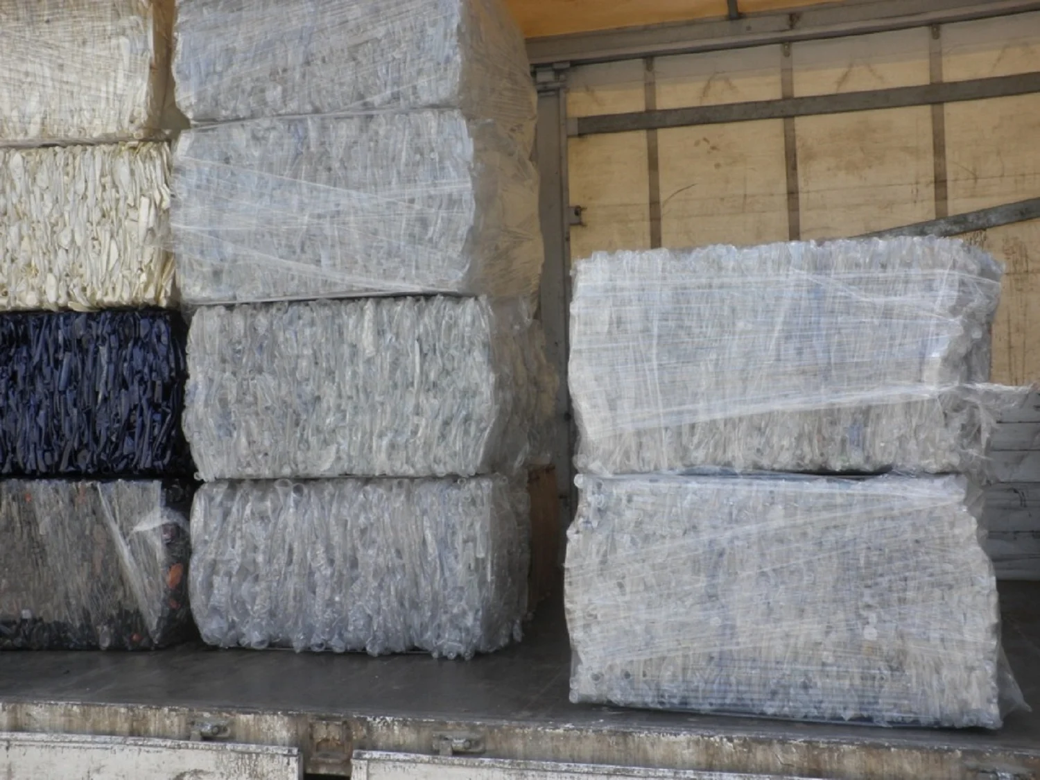 Hot Washed Recycled PET Flakes / PET Bottle Plastic Scrap