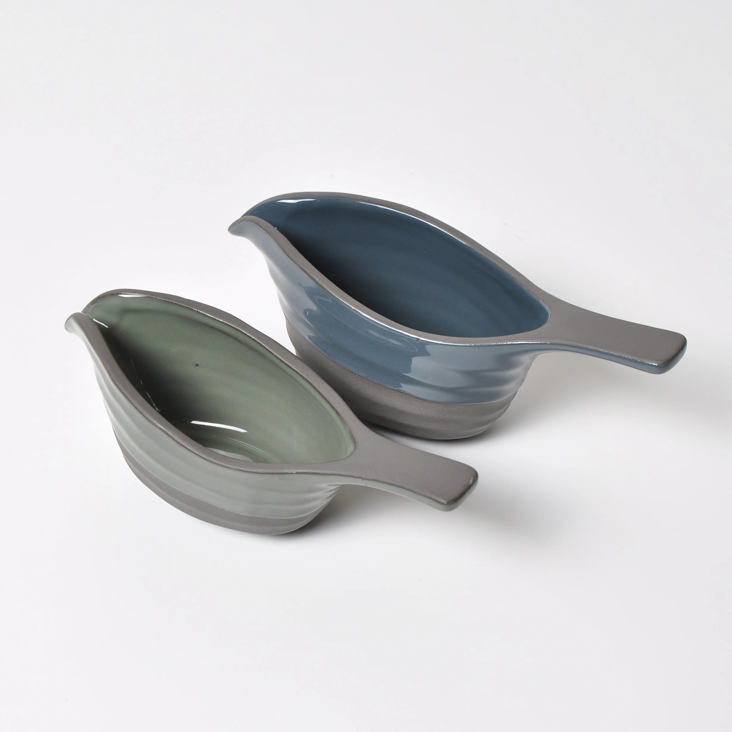 
Unique High Quality Colored Clay Reactive Glaze Glossy Color Bird Shaped Embossed Stripe Ceramic Gravy Boat 
