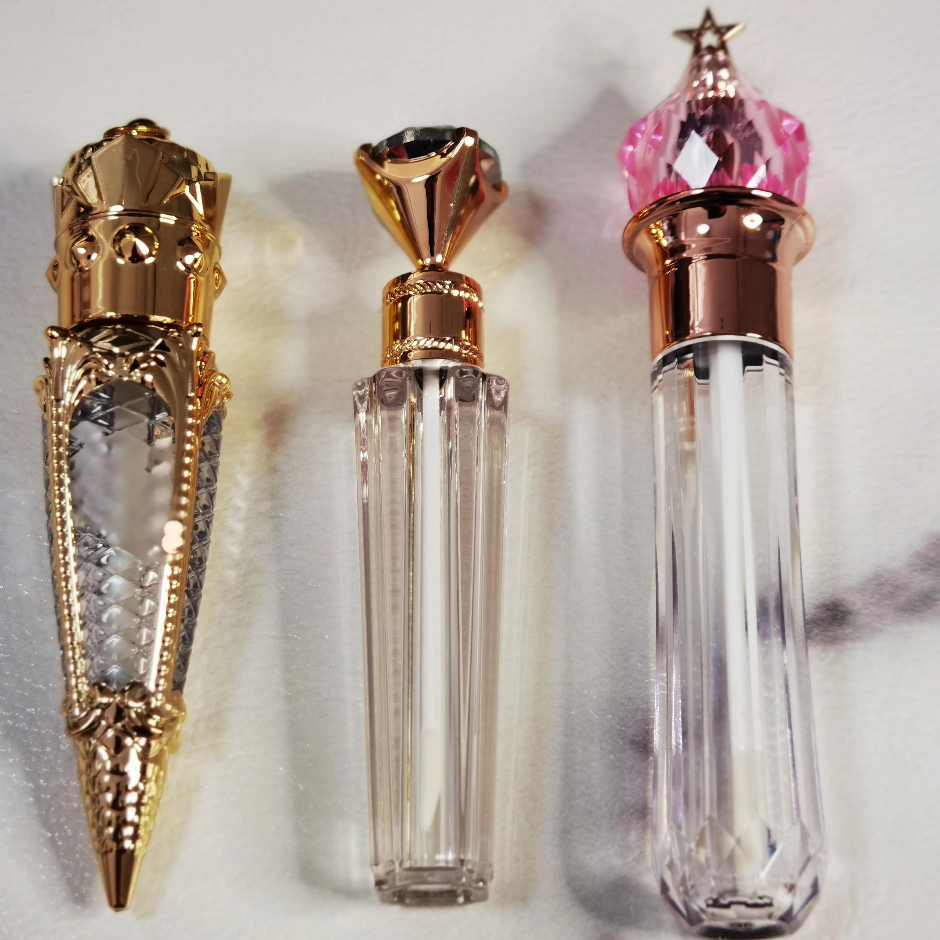 
Luxury Lip Oil Bottle Plastic Unique Cosmetic Container Custom Gold Diamonds Crown Shape Lip Gloss Tube 