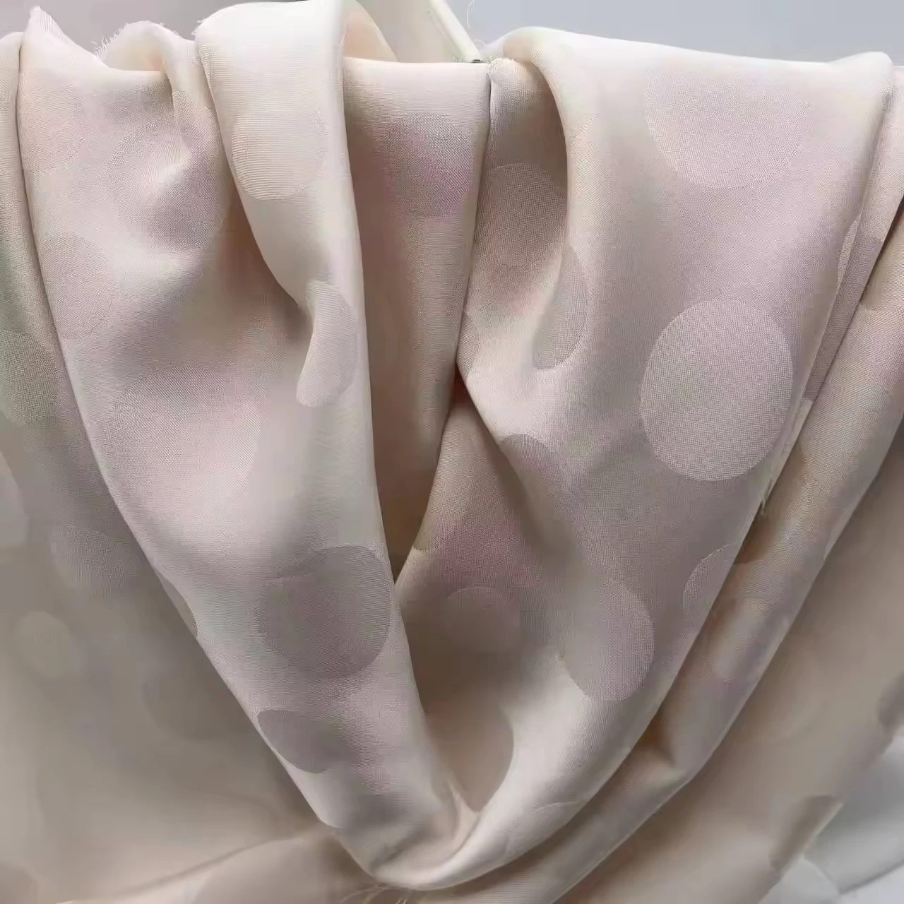 Платье из атласной жаккардовой ткани