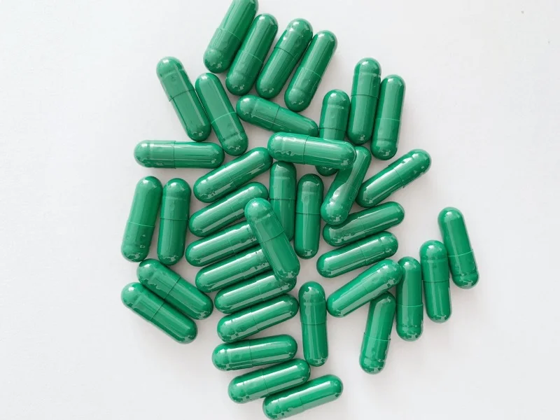 The empty gelatin capsule of the drug container is transparent and customized