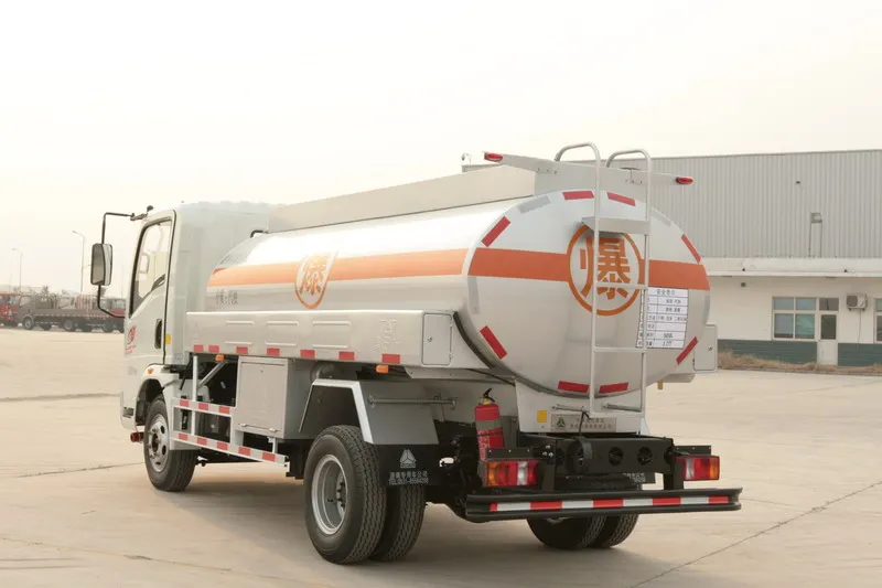 SINOTRUK HOWO Small 5000L Capacity Light Mini Fuel Tanker Truck Oil Truck Refuelling Truck Diesel 1500-2000nm ISO9001 CCC 3800mm