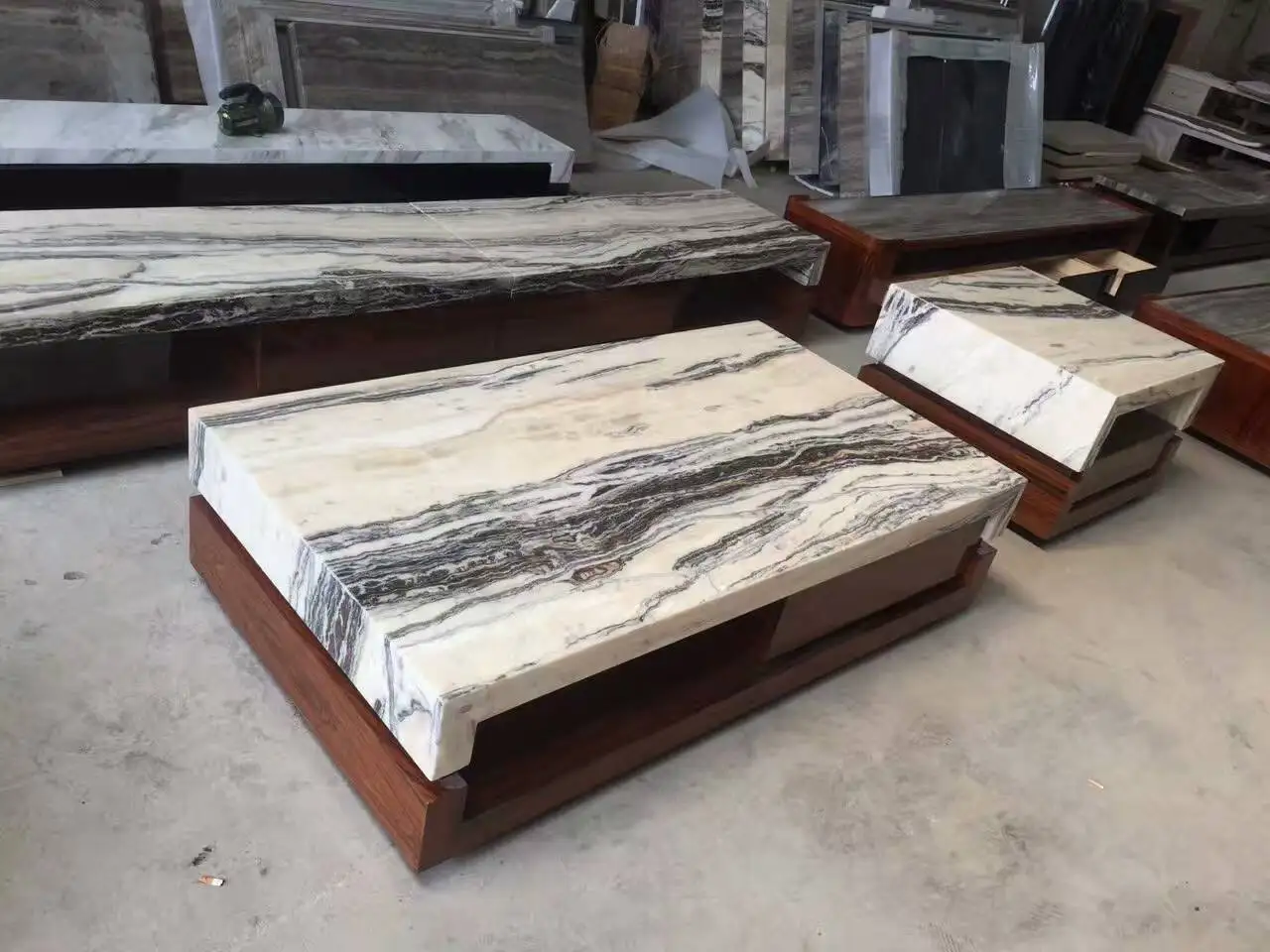 Роскошный журнальный столик с мраморной поверхностью под заказ от производителя