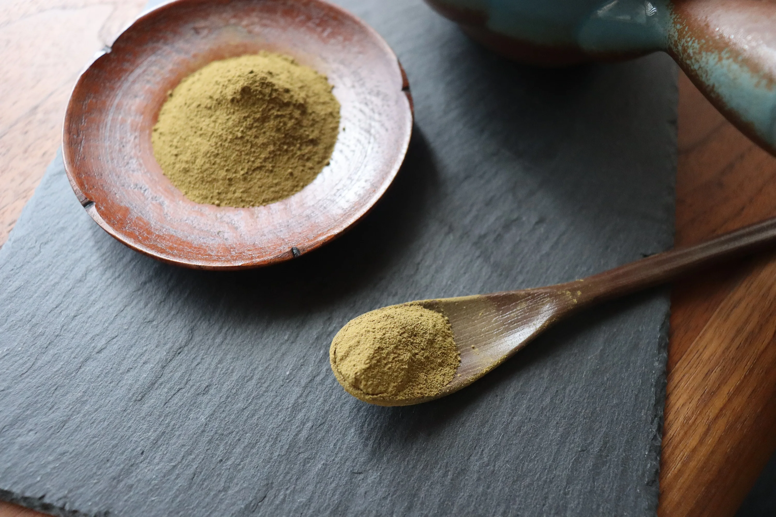 Delightful taste hojicha latte brewed with milk instant green tea powder in bulk