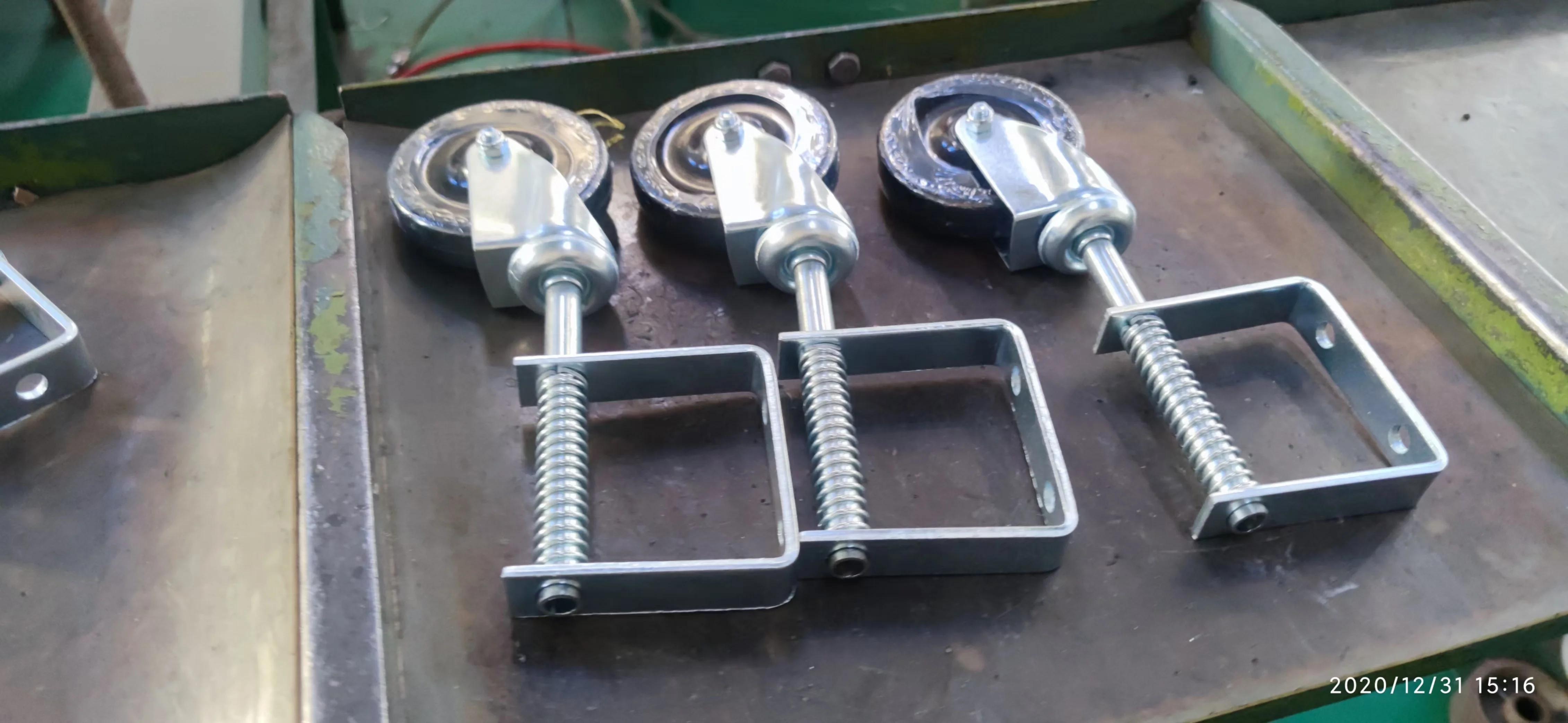 100mm 4 inch Spring Loaded Gate Caster Castor Door Wheel Hard Rubber Wheel