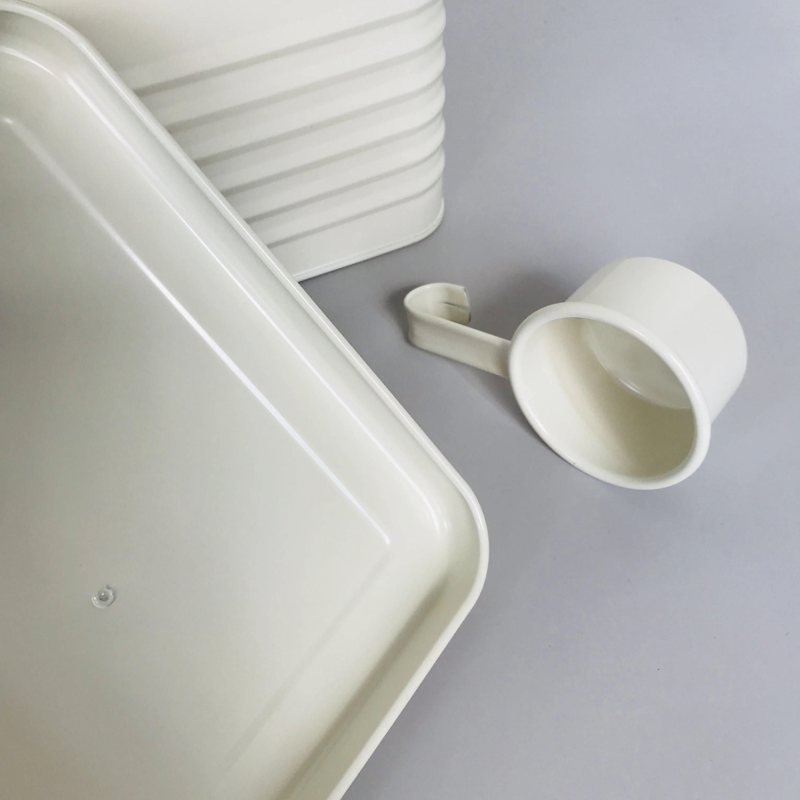 Custom Wholesale Farmhouse Metal Pet Food Treats Holder Dog Container Storage Cat Treats Tin with Scoop Pet Water Bowl