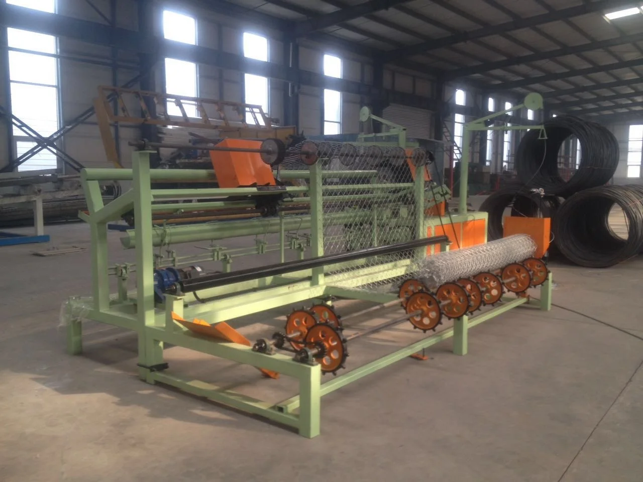 Automatic chain link wire mesh weaving and fence making machine