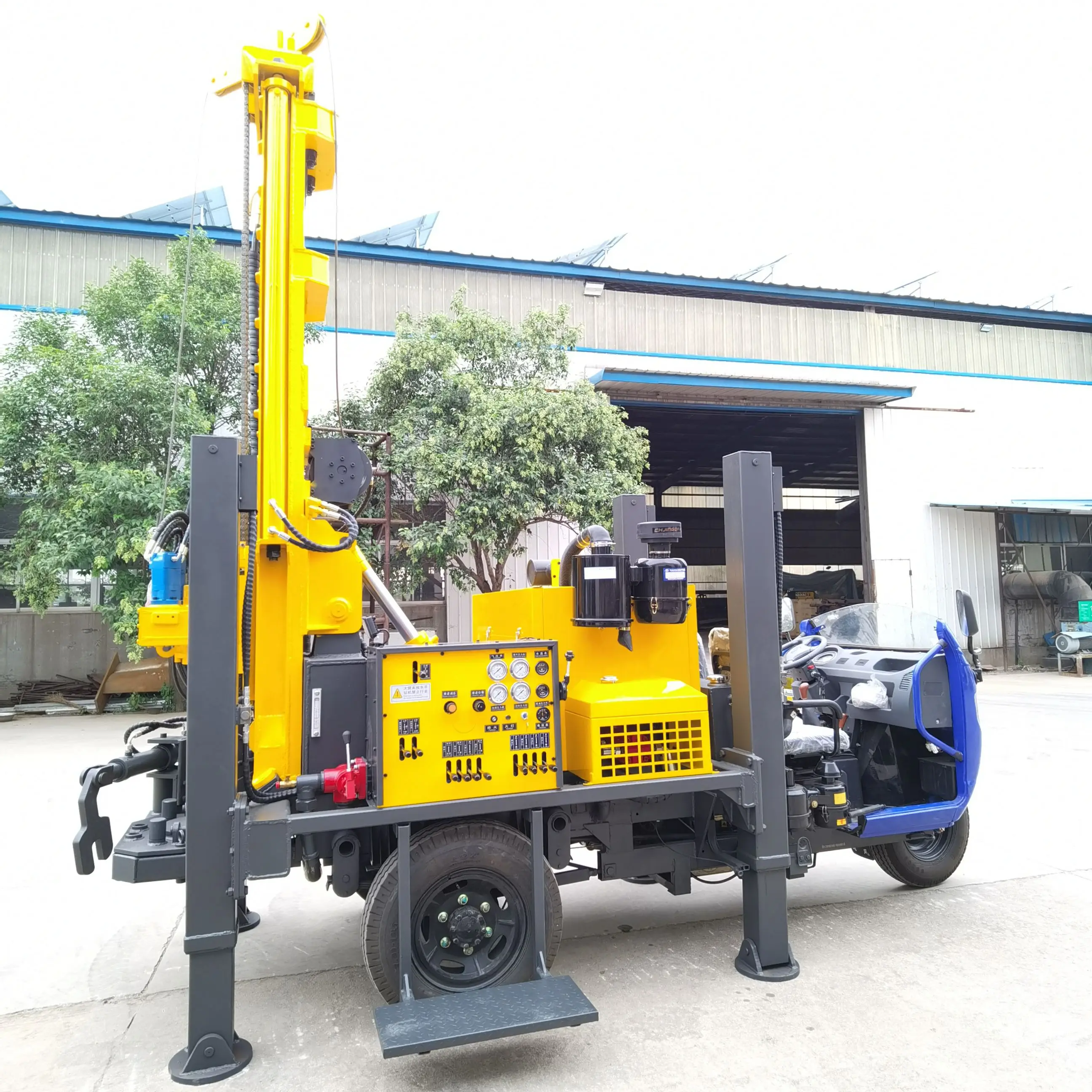 BDM-200TT model tricycle mounted DTH water well drilling rig