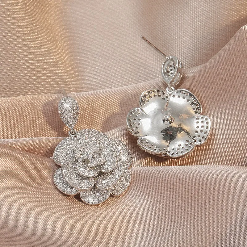 2023 New Style Extravagant Light Flower Earrings Retro Rose Flower Shape Fashion Zircon Stud Earrings Fashion Jewelry Brass