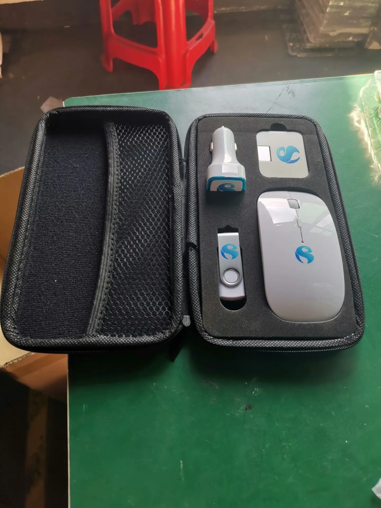 High Quality Laptop Travel Charging Kit with Wireless Mouse, USB Flash Driver, Car Charger and USB Hub