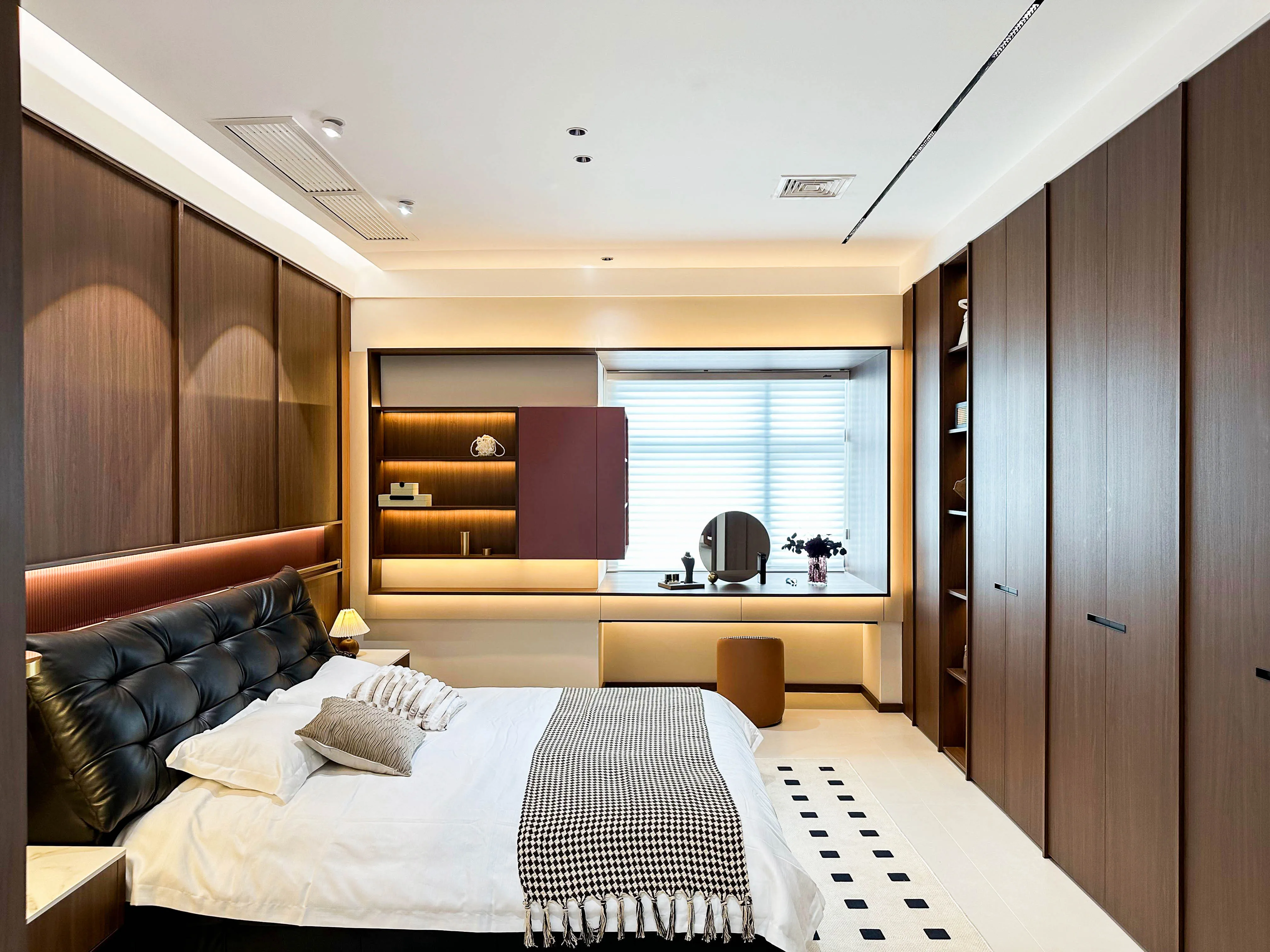 Bedroom home wardrobe large-sized customized furniture antique style wardrobe walnut color