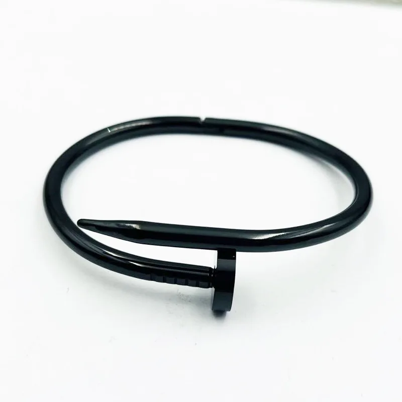 European and American fashion titanium steel nail bracelet high-end luxury 18K gold color retaining stainless steel bracelet