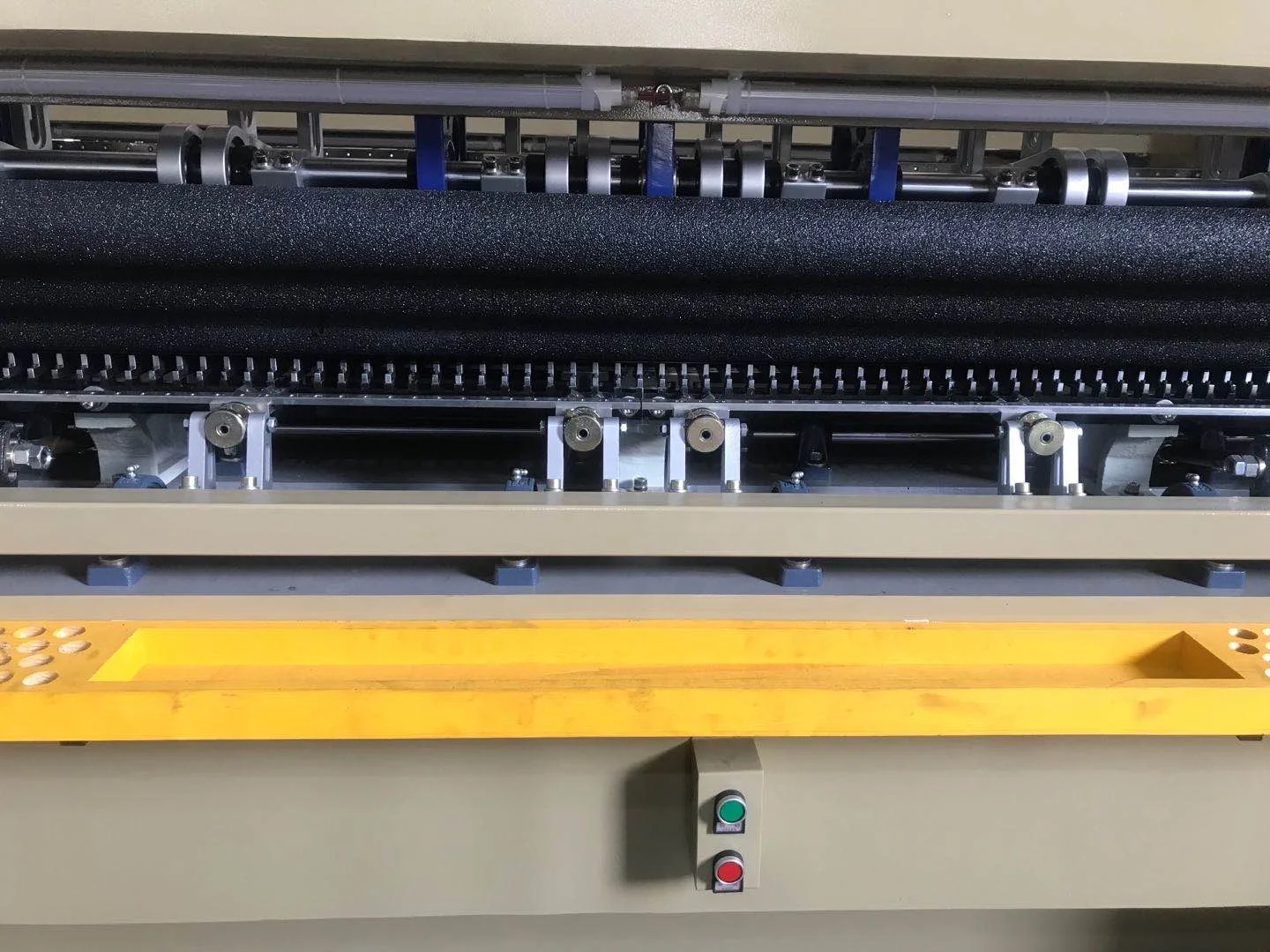 Computerized multi-needle lock stitch quilting machines for quilters