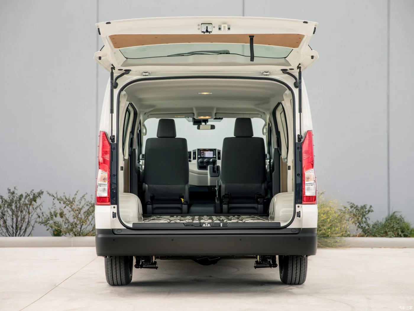 Good Maintainence Used Cheap Price hiace mini van Bus
