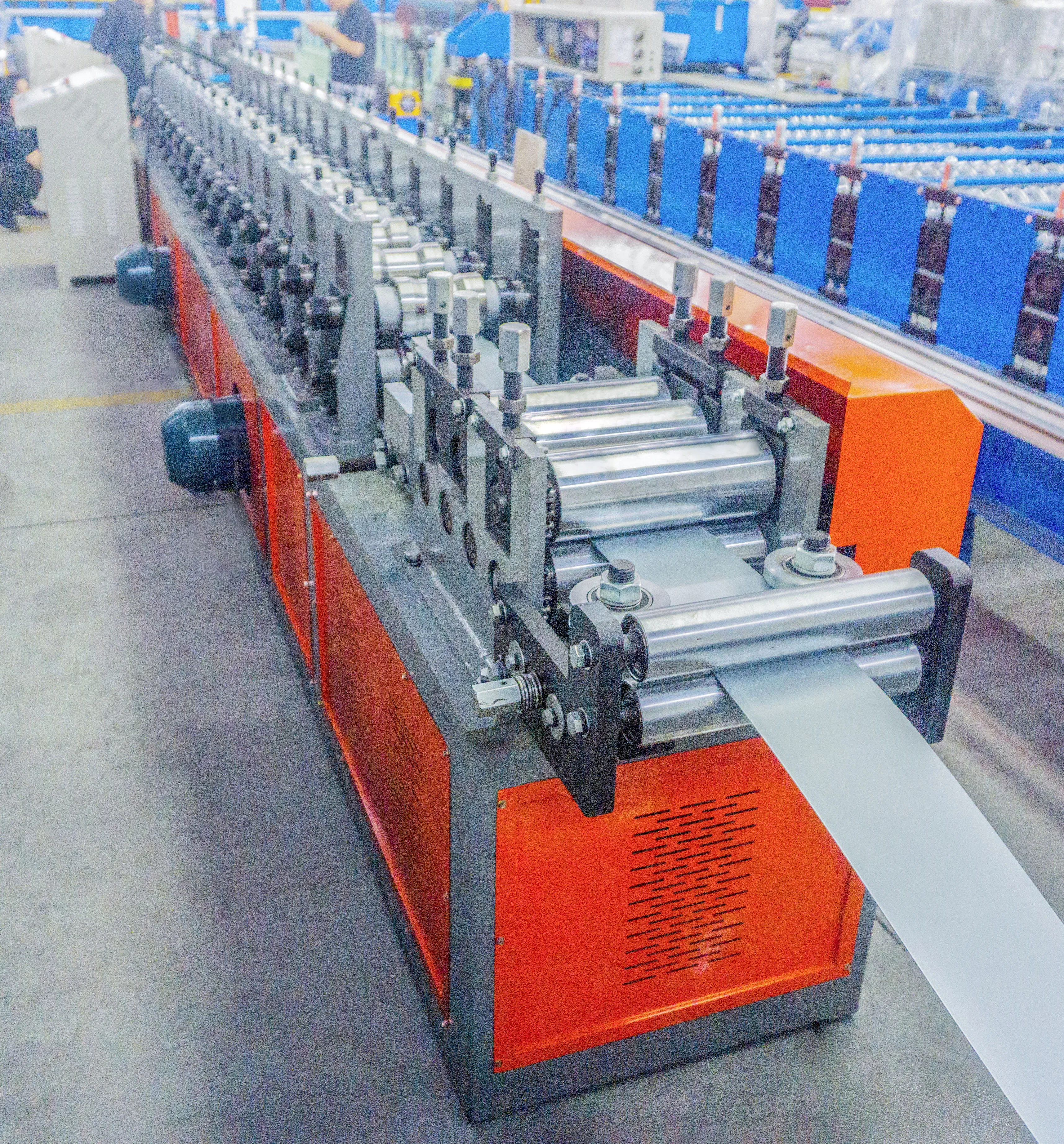 Metal rolling shutter door leaf roll forming apparatus