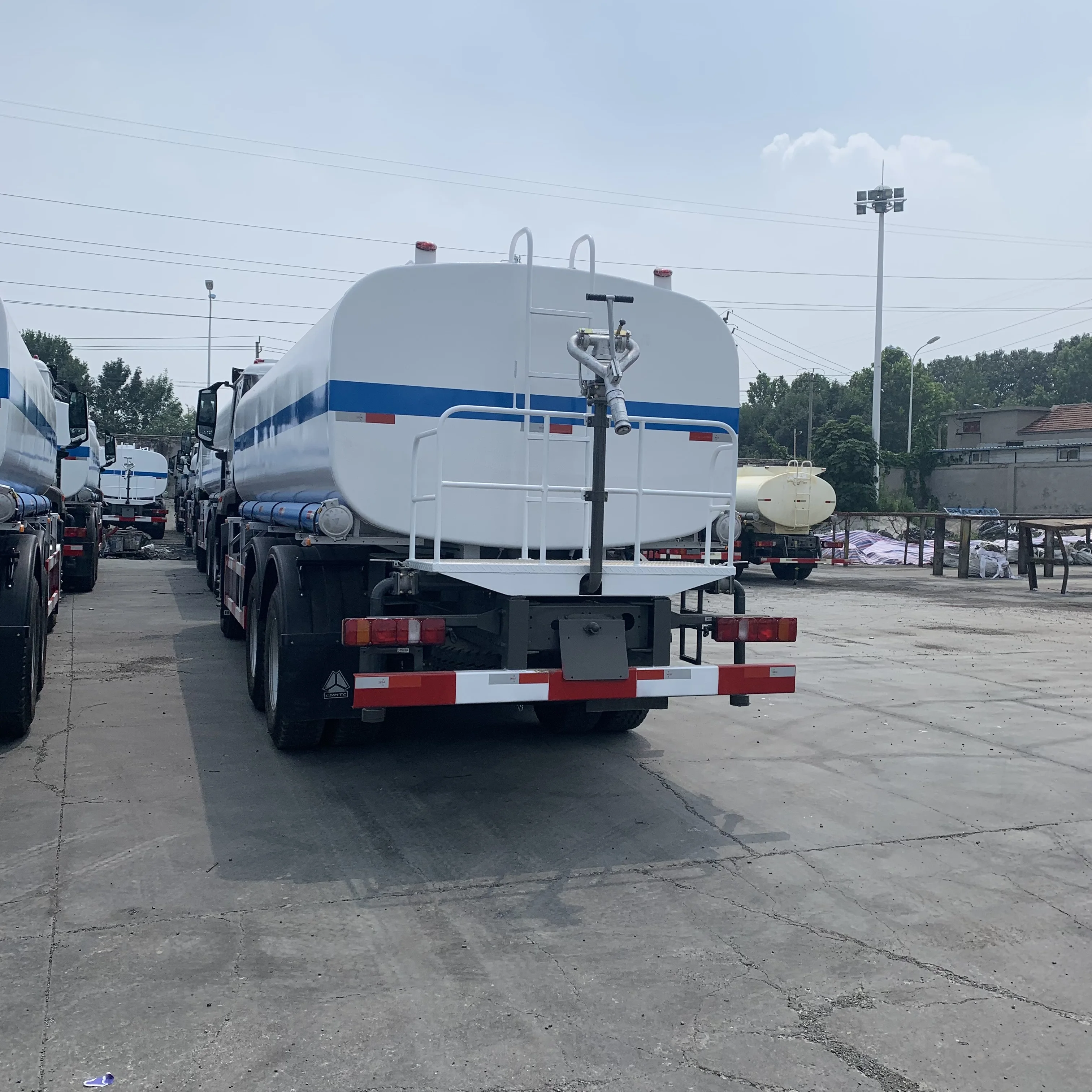 SINOTRUK Low Price HOWO 4X2 6X4 8X4 10 cbm 12cbm 20m3 water tank truck for hot sale