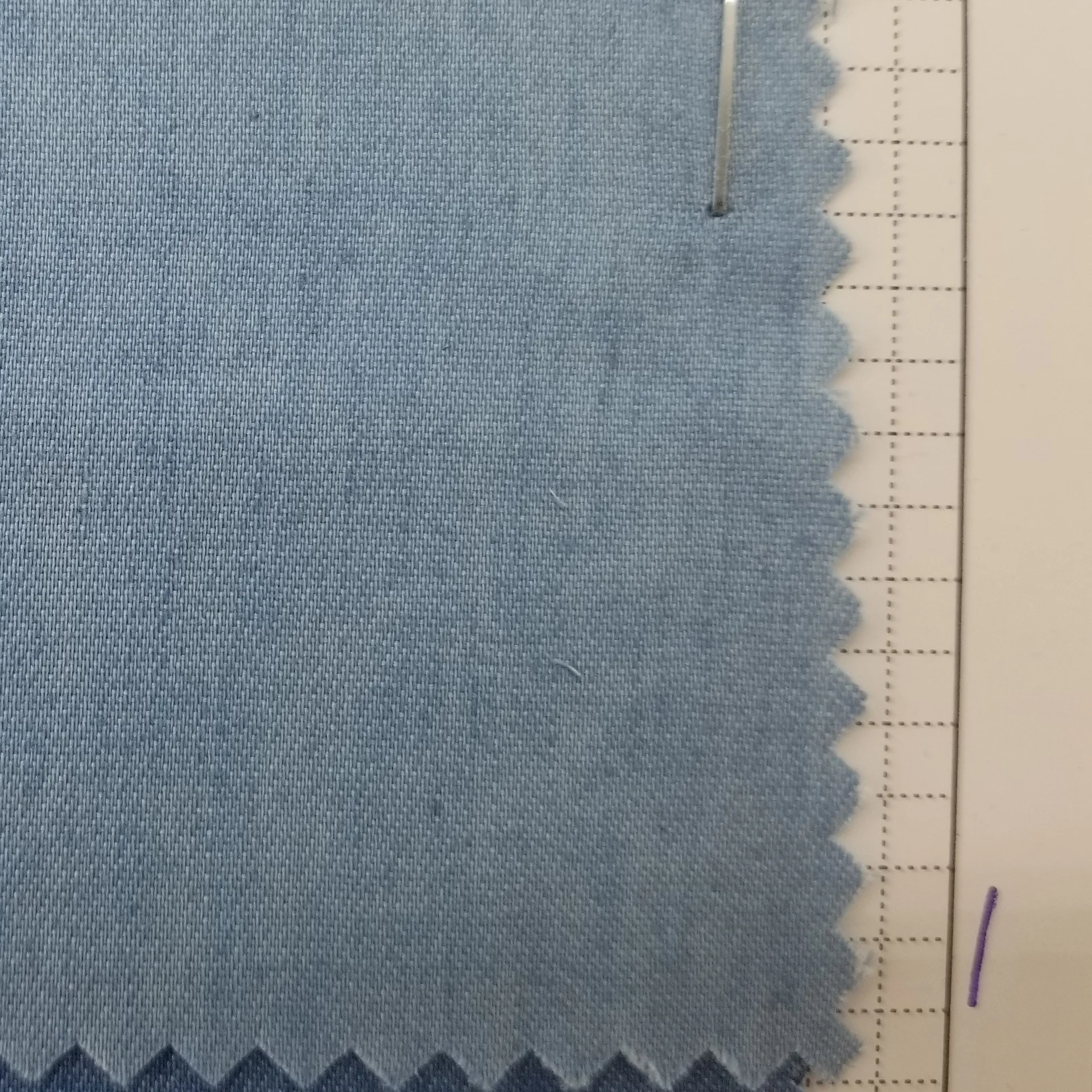  Готовая готовая тонкая Потертая джинсовая ткань 4 унции Полиэстеровая хлопковая ширина 145 см пряжа 32 * 100D используется для летней рубашки платьев брюк