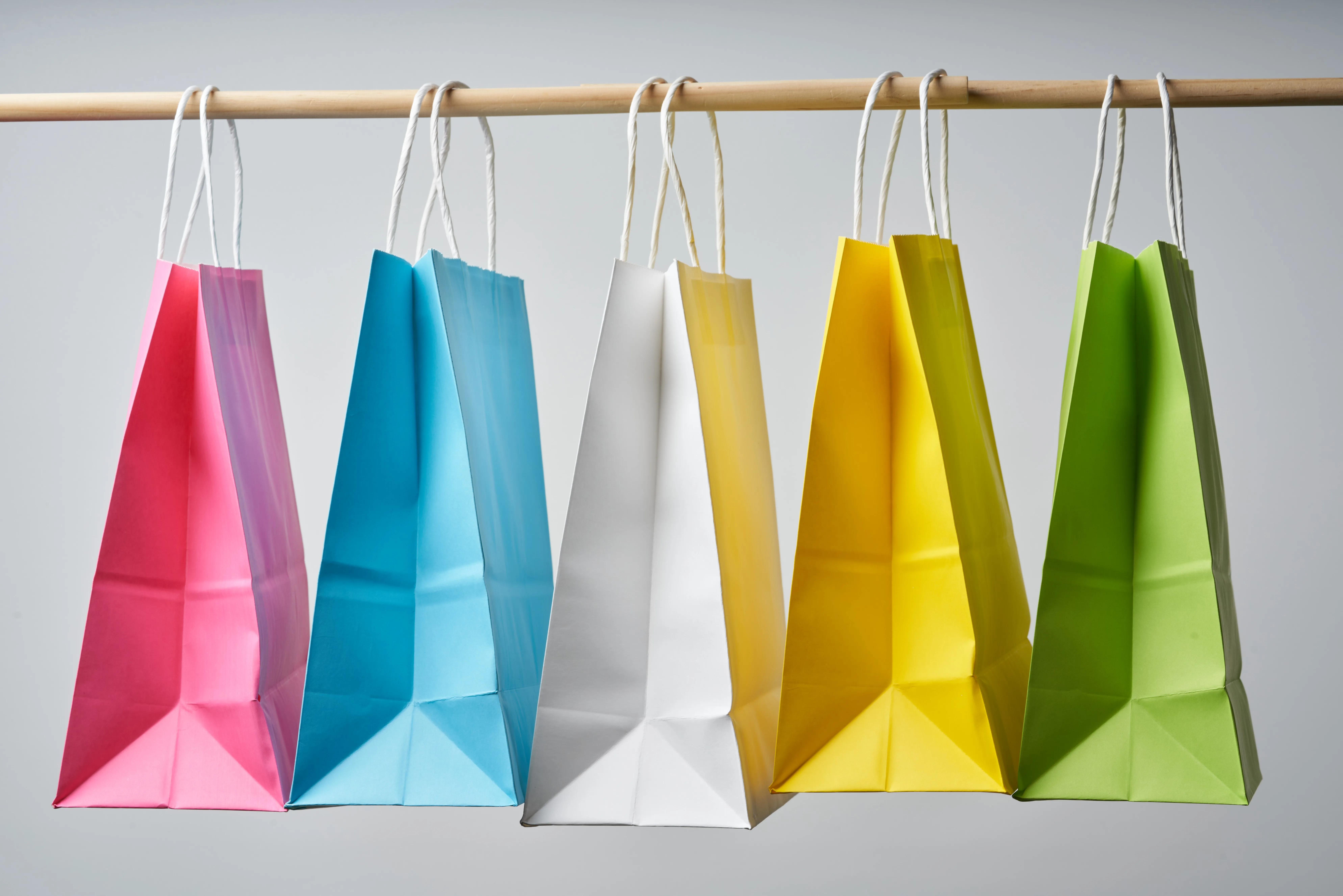 Wholesale 2022 Custom wholesale paper bag printing logo shopping gift kraft bag for jewelry packaging