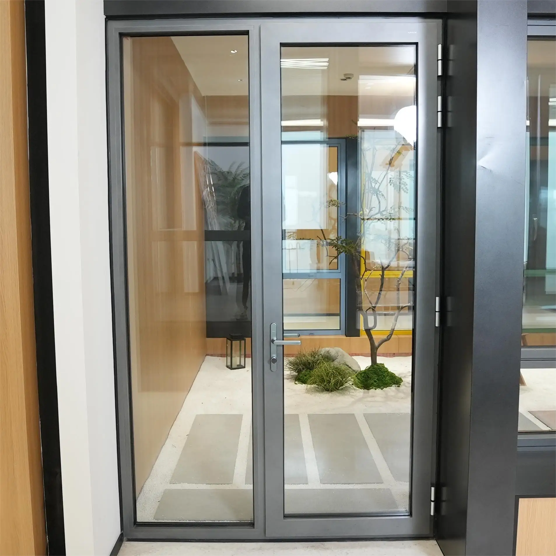 Современный дизайн двойное остекление закаленное стекло Ураганная Передняя алюминиевая створчатая дверь для дома