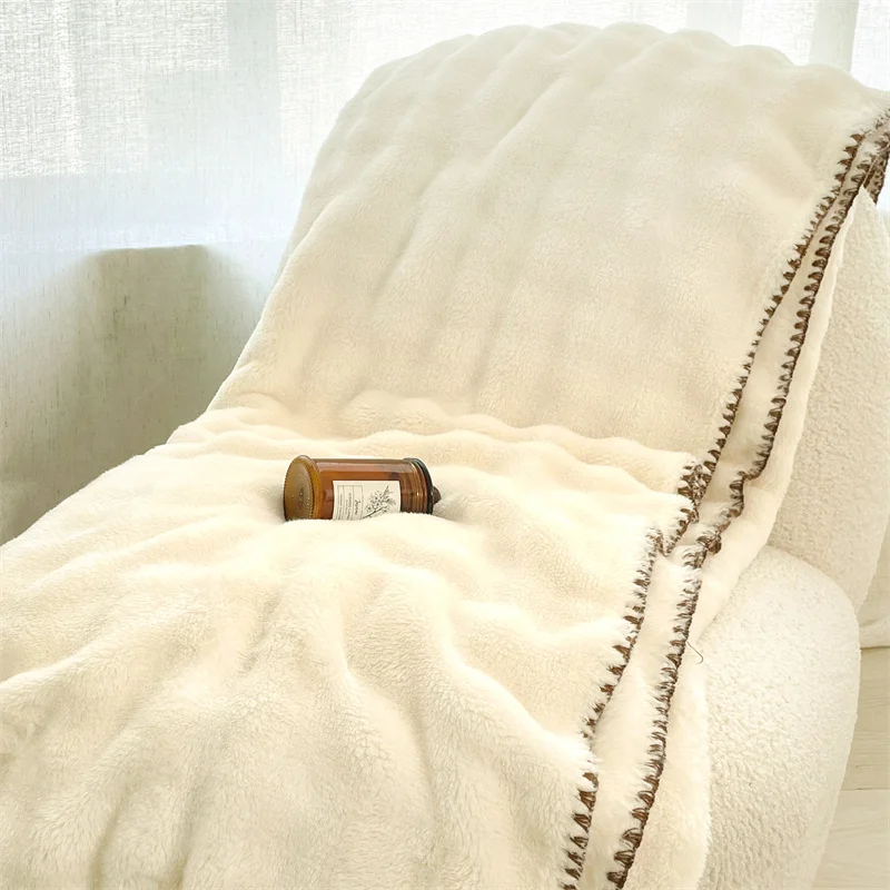 Wholesale flannel soft and comfortable blankets in stock, travel home sofas, warm sleeping blankets
