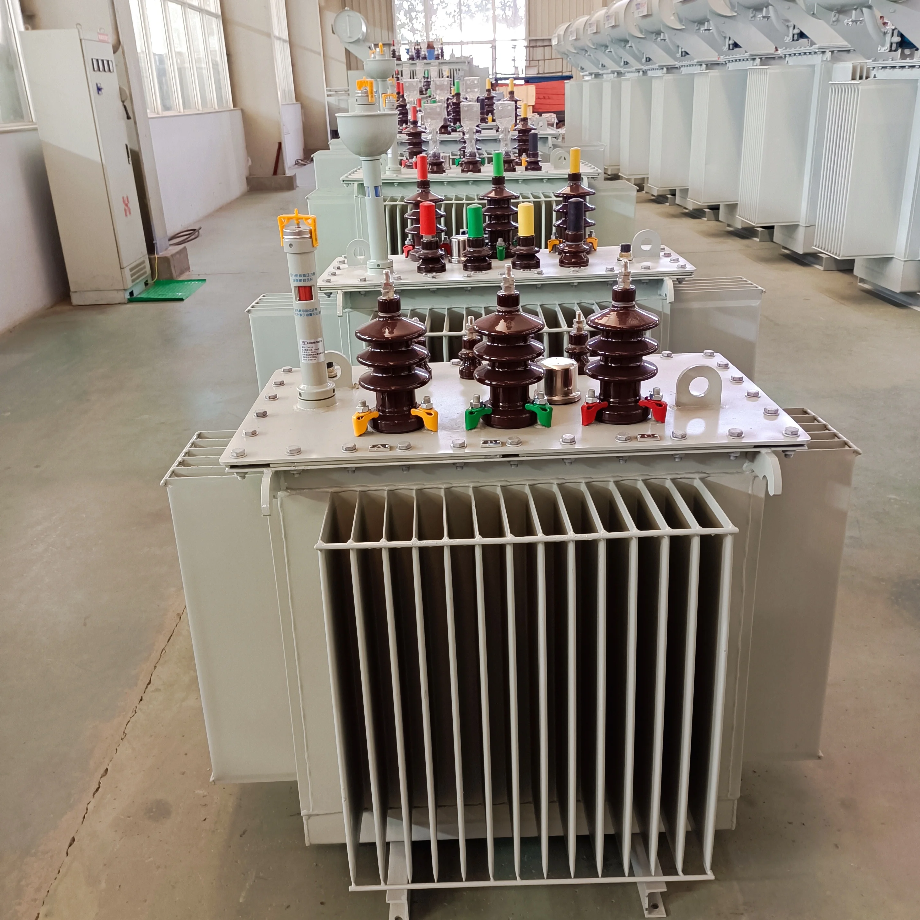 Three-Phase Oil Immersed Transformer with 25kva to 630kva Capacity 380v/440v Output Voltage 10kv/35kv Input Voltage Power Usage