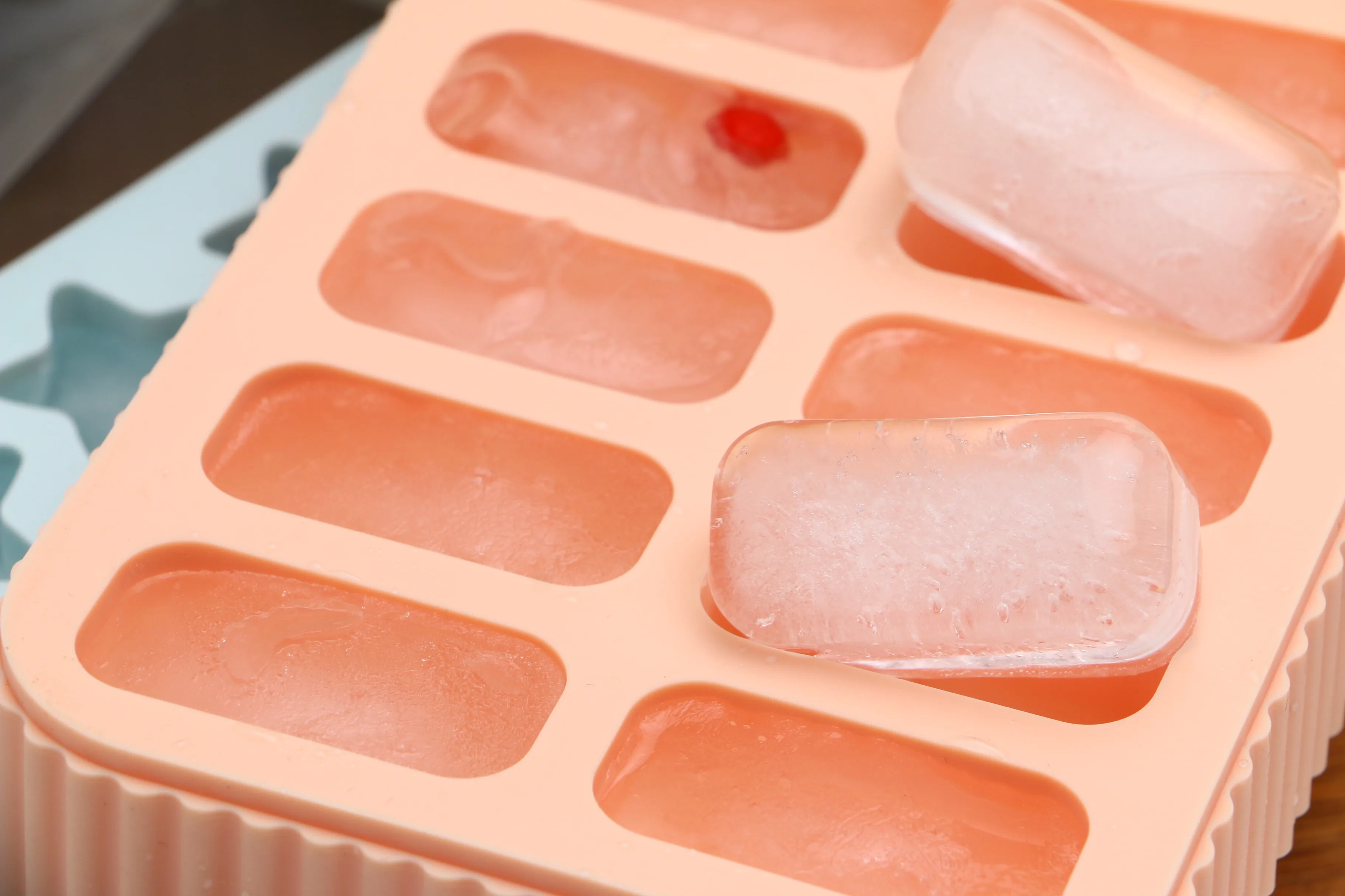 2024 new silicone food container For Freezer ice mold with plastic container Square Ice Cubes tray Molds With Storage Box