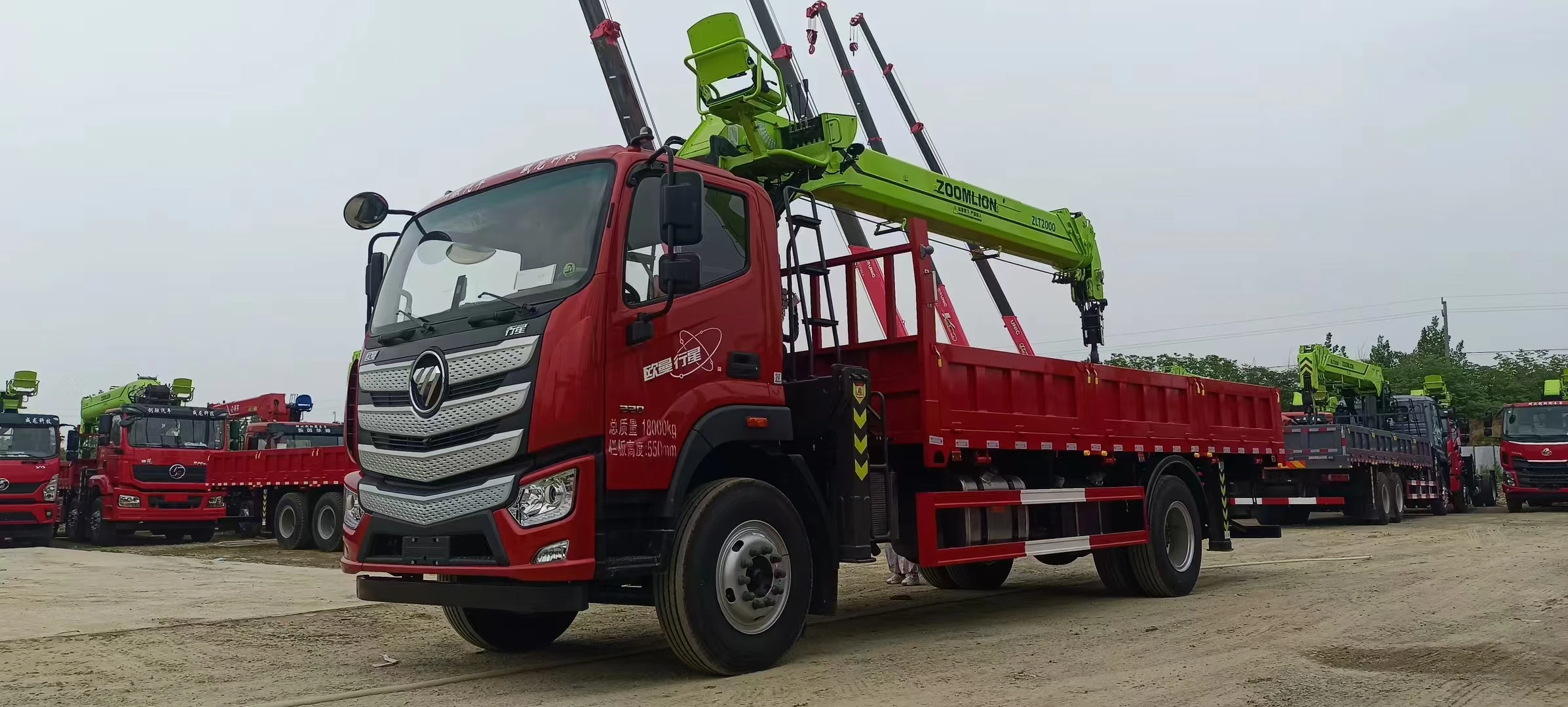 Dongfeng 4x2 Cummins 170 horsepower installation 2-ton steering knuckle truck mounted crane