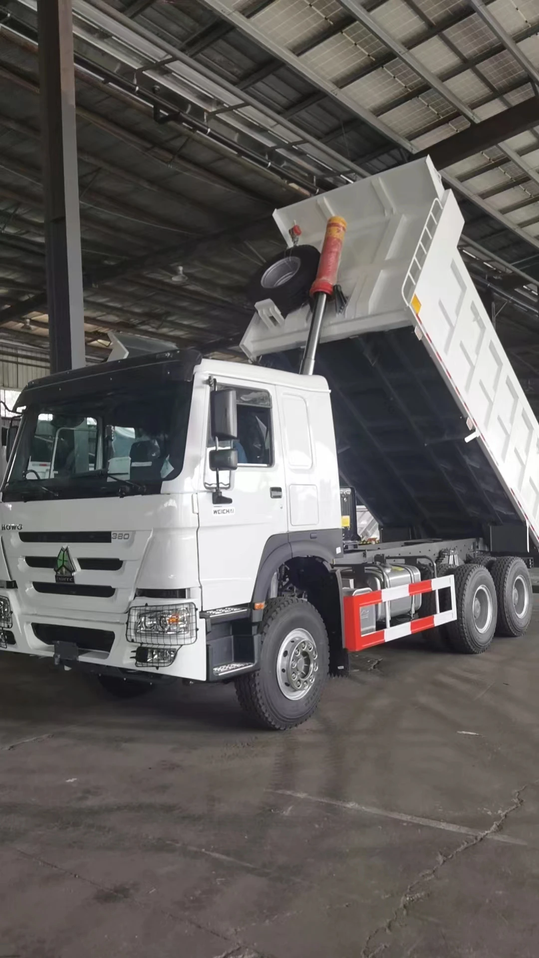 Howo 8X4 Heavy Duty Diesel Dump Truck with Left Steering Manual Transmission Euro 2 Emission Standard Howo Brand