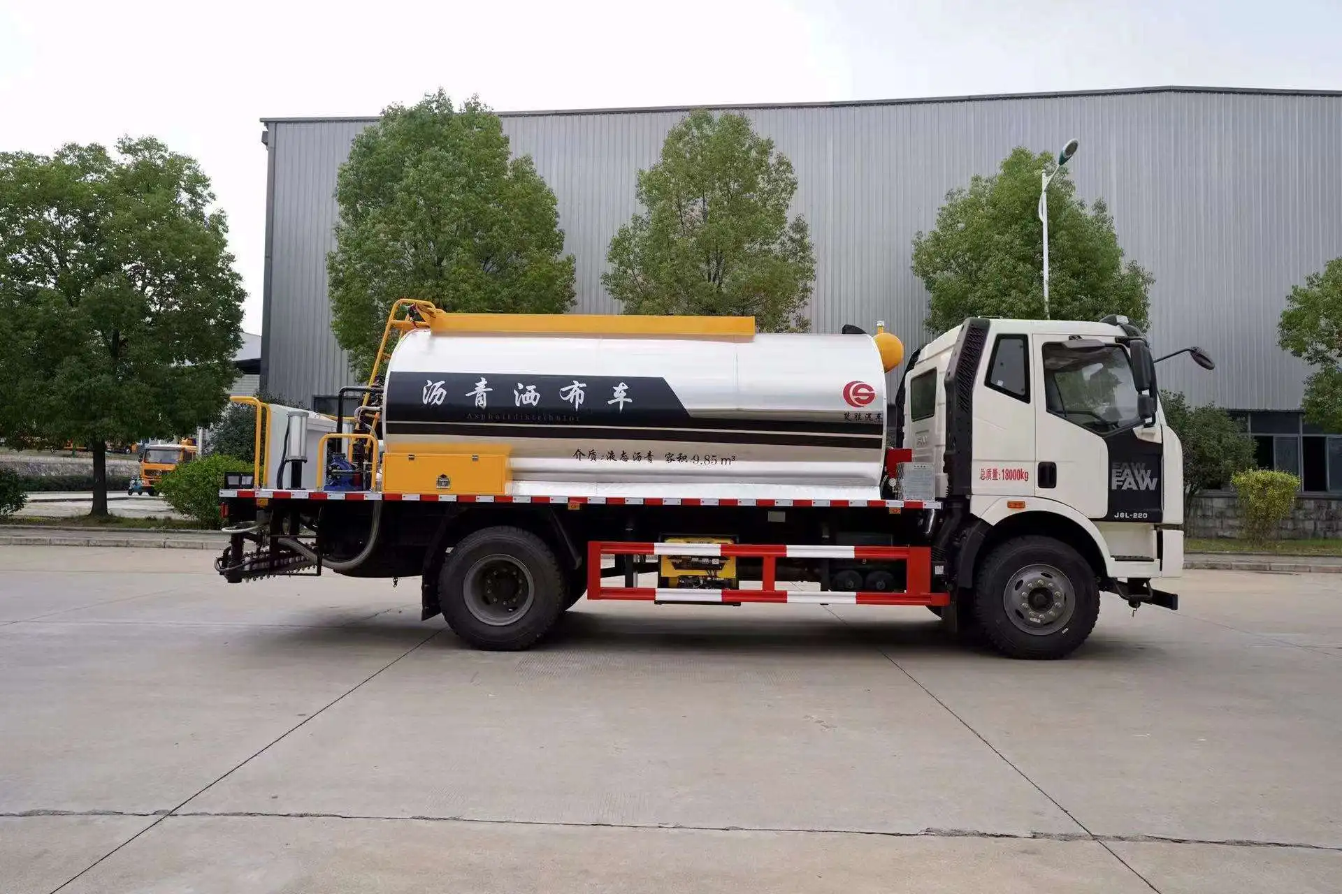 China sale brand new small asphalt distributor truck 4*2 asphalt spreader truck for sale