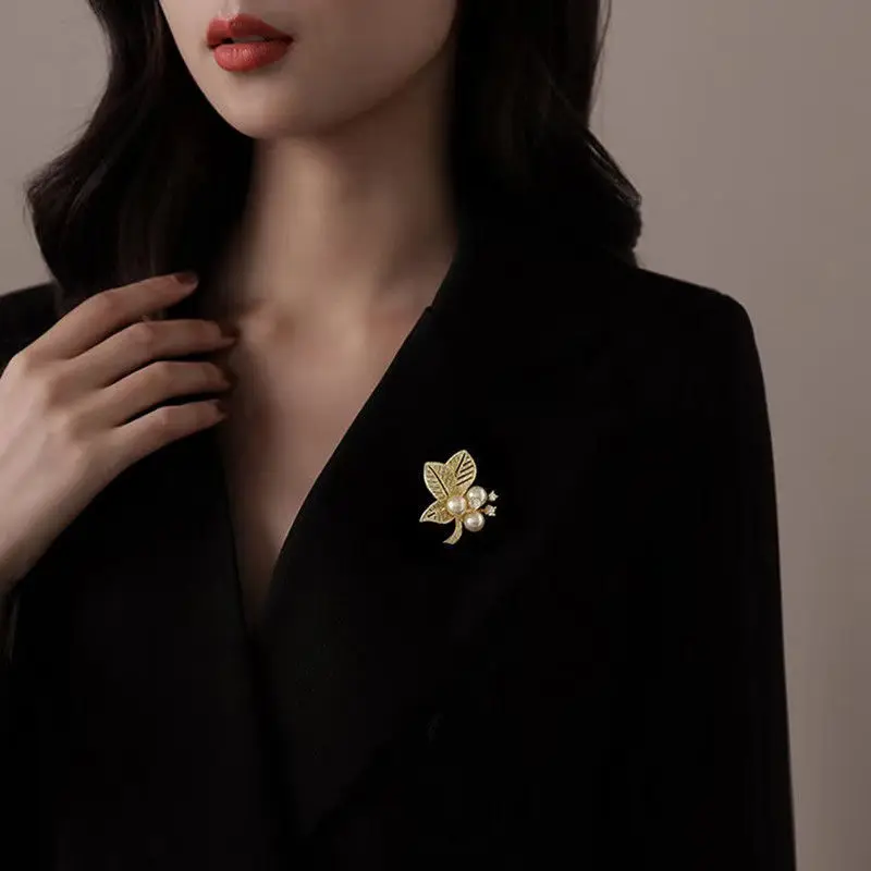 Light Luxury Personality Rhinestone Diamond Pearl Leaf Brooches Women Flower Brooch Pin