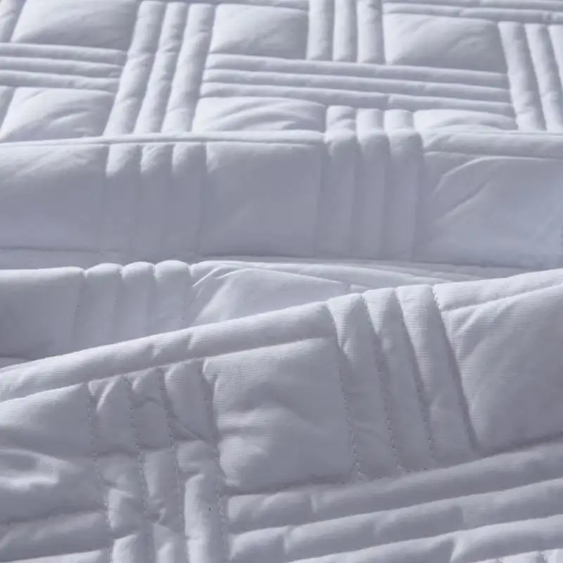 Vietnam Hot 100% Microfiber Filled Quilted Plain Dyed Waterproof White Mattress Protector/Mattress Covers With Cool Feeling