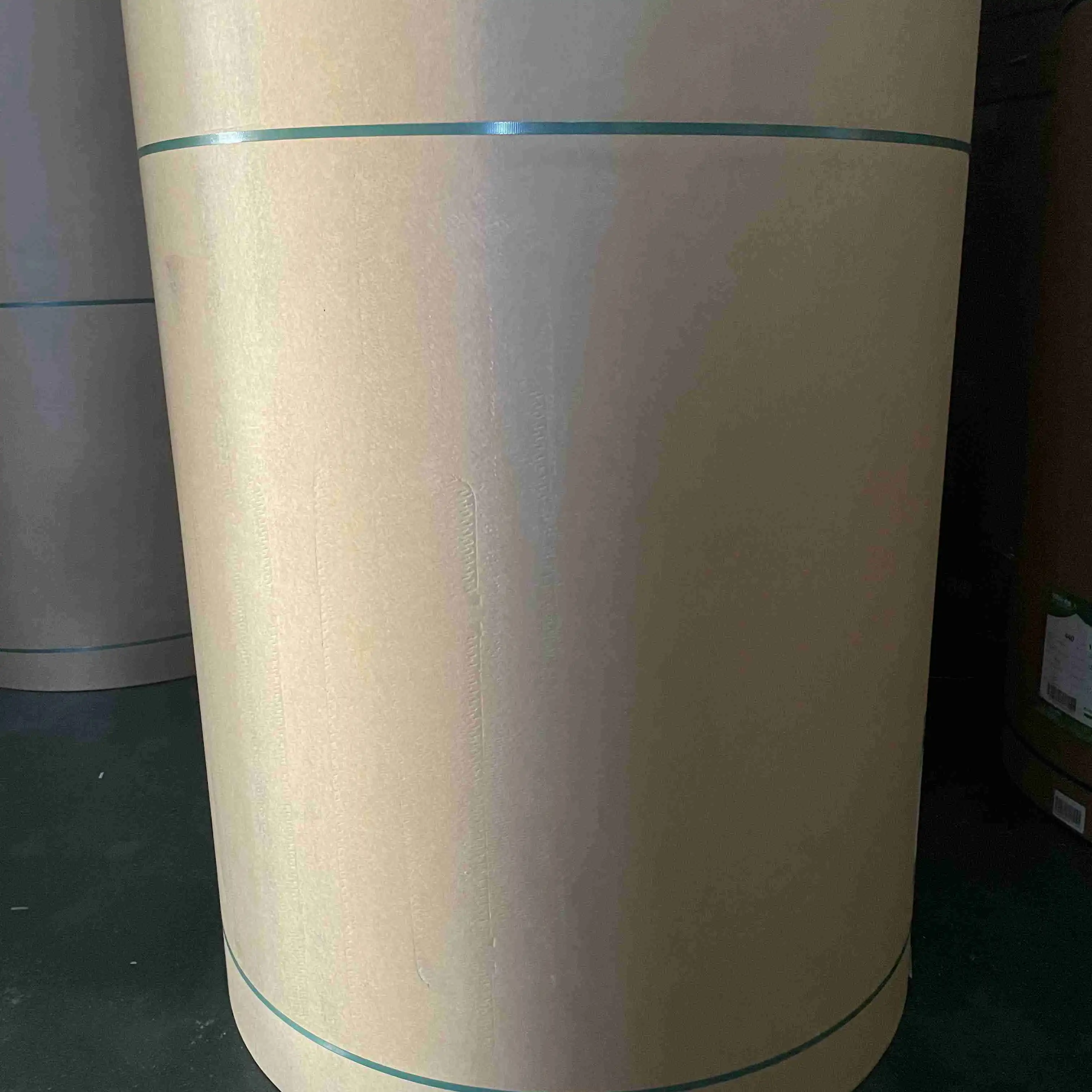 Рулоны Высококачественная перерабатываемая коричневая крафт-бумага хорошее истирание