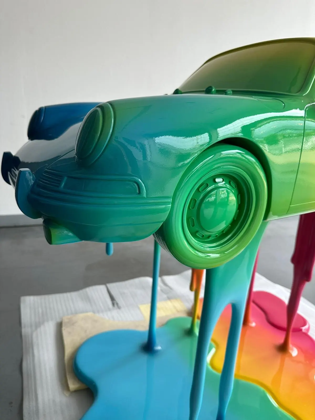 Custom Large cartoon fiberglass sculpture outdoor hotel welcome decorations statues shopping mall creative beauty furn