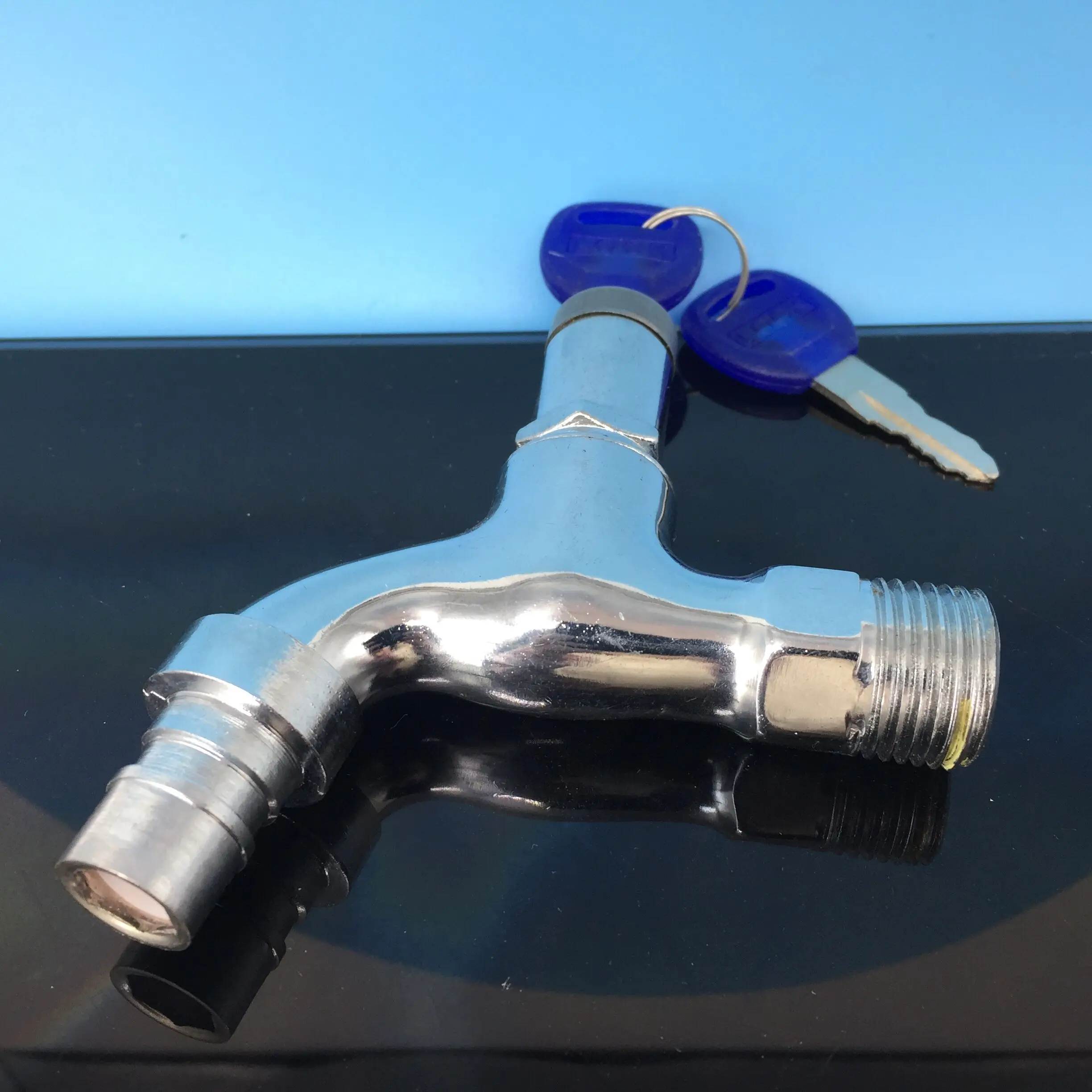 Single-Handle Brass Kitchen & Bathroom Faucet Anti-Theft Outdoor Water Tap with Lock Key for Basin & Washing Machine Use