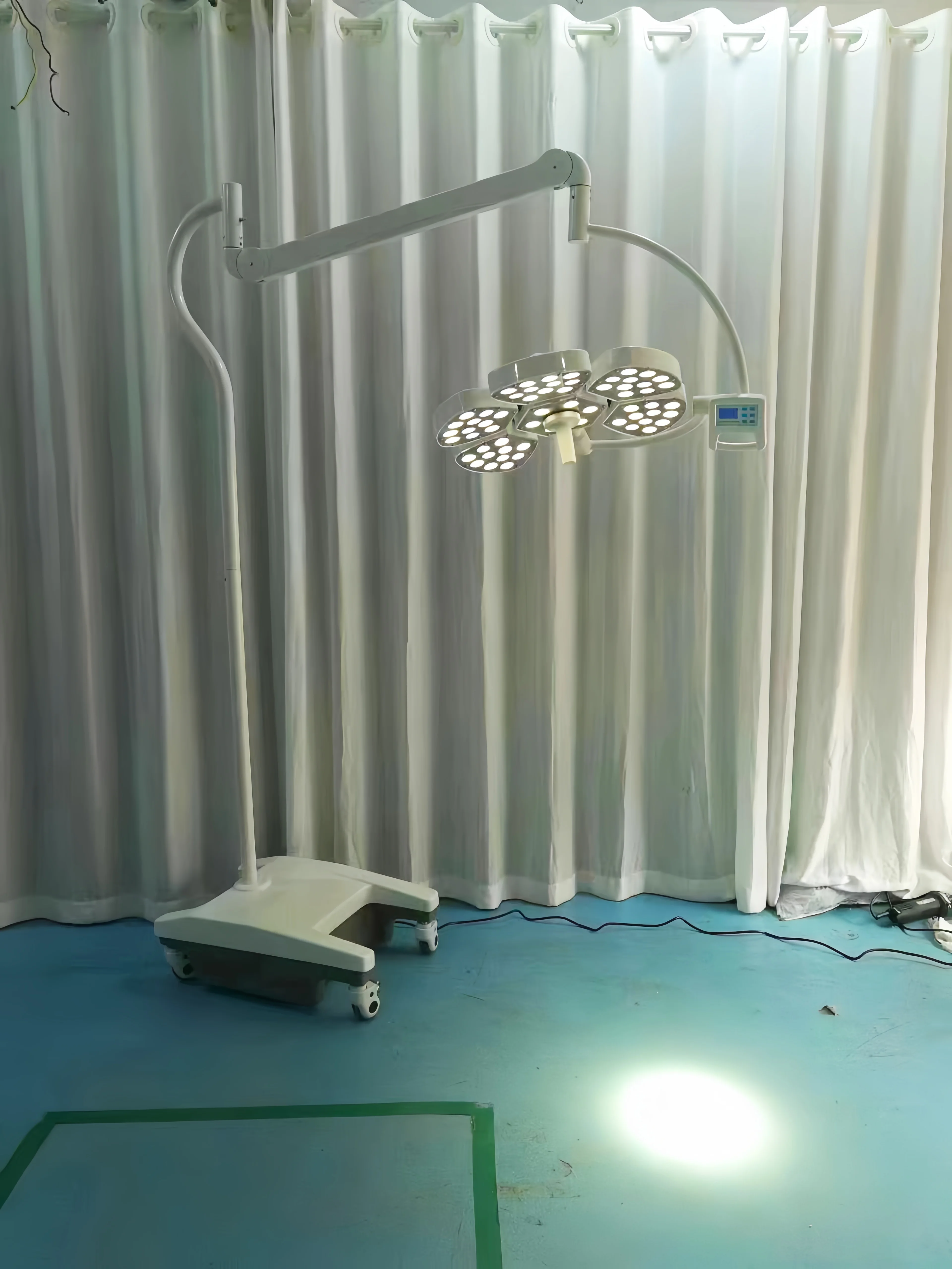 Hospital Clinic Adjustable Multi-point Lamp Source Illuminance 40000-180000Lux LED Examination Operating Light For ICU Surgical