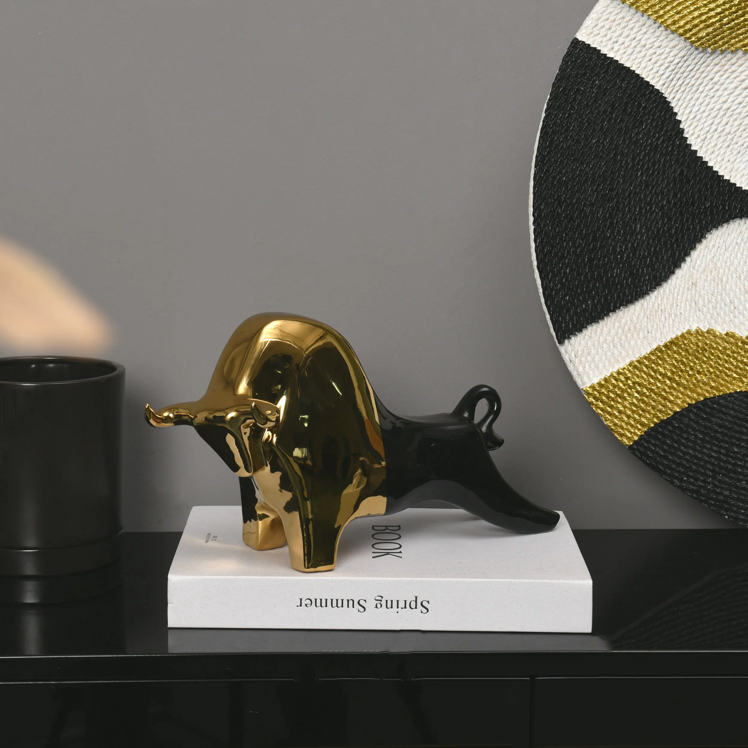 Wholesale handmade ceramic crafts, animal art, ceramic bull statue decoration, ceramic home decor