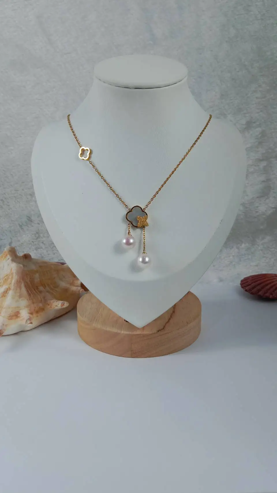 Clover Necklace Luxurious Natural Freshwater Pearls Color Excellent Shine Material Is Stainless Steel 18K Gold Plated