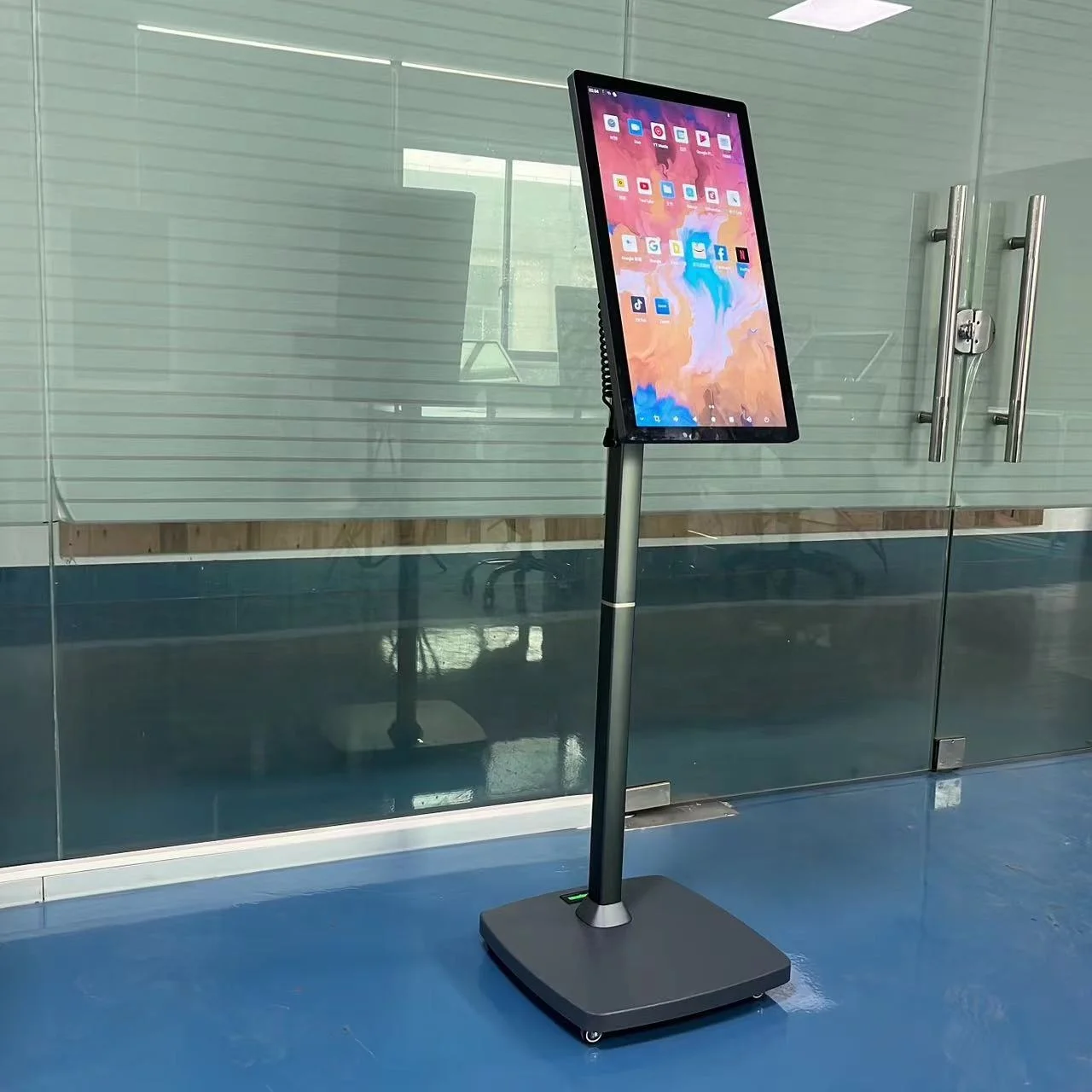 2024 brand new free moving with Battery wheels 21.5 23.8 27 32 inch Android touch screen totem Mobile Smart Screen with Camera