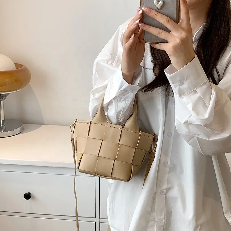 YiWu Suka Ins Ladies Bags Women 2022 Summer New Trendy Fashion Woven Messenger Female Designer Portable Bucket Handbags
