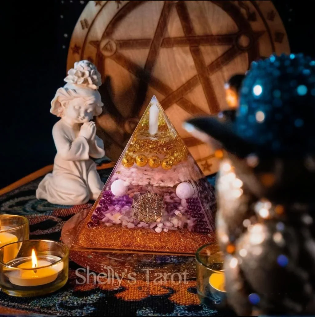 Wholesale Resin Pyramid Crystal Orgonite Pyramid handmade amethyst energy Resin Crafts Spirit Healing for Home
