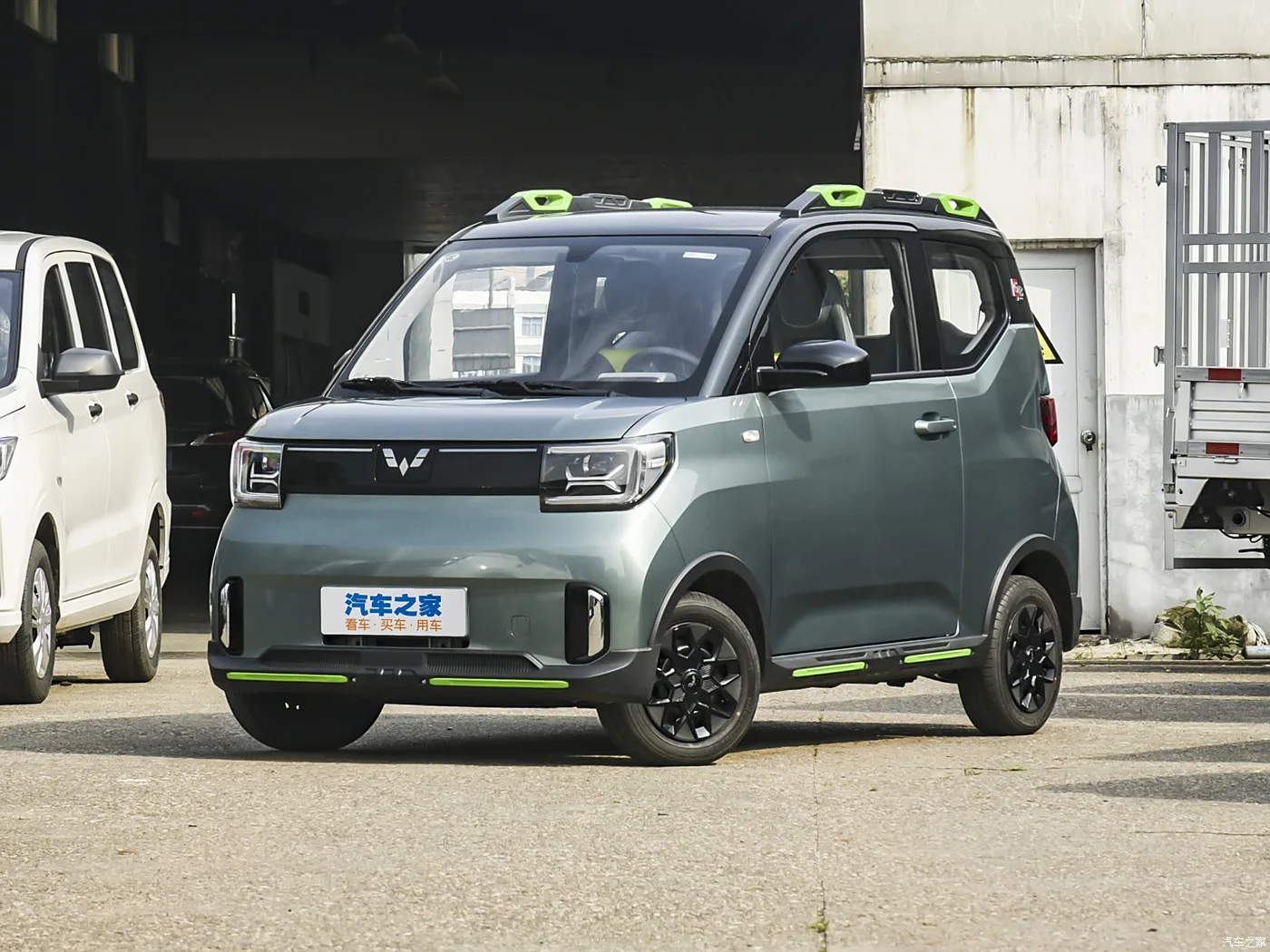 2024 высококачественный электрический седан Wuling Hongguang Mini EV Новая энергия для взрослых с автоматическим коробкой передач 215 км левое рулевое управление распродажа