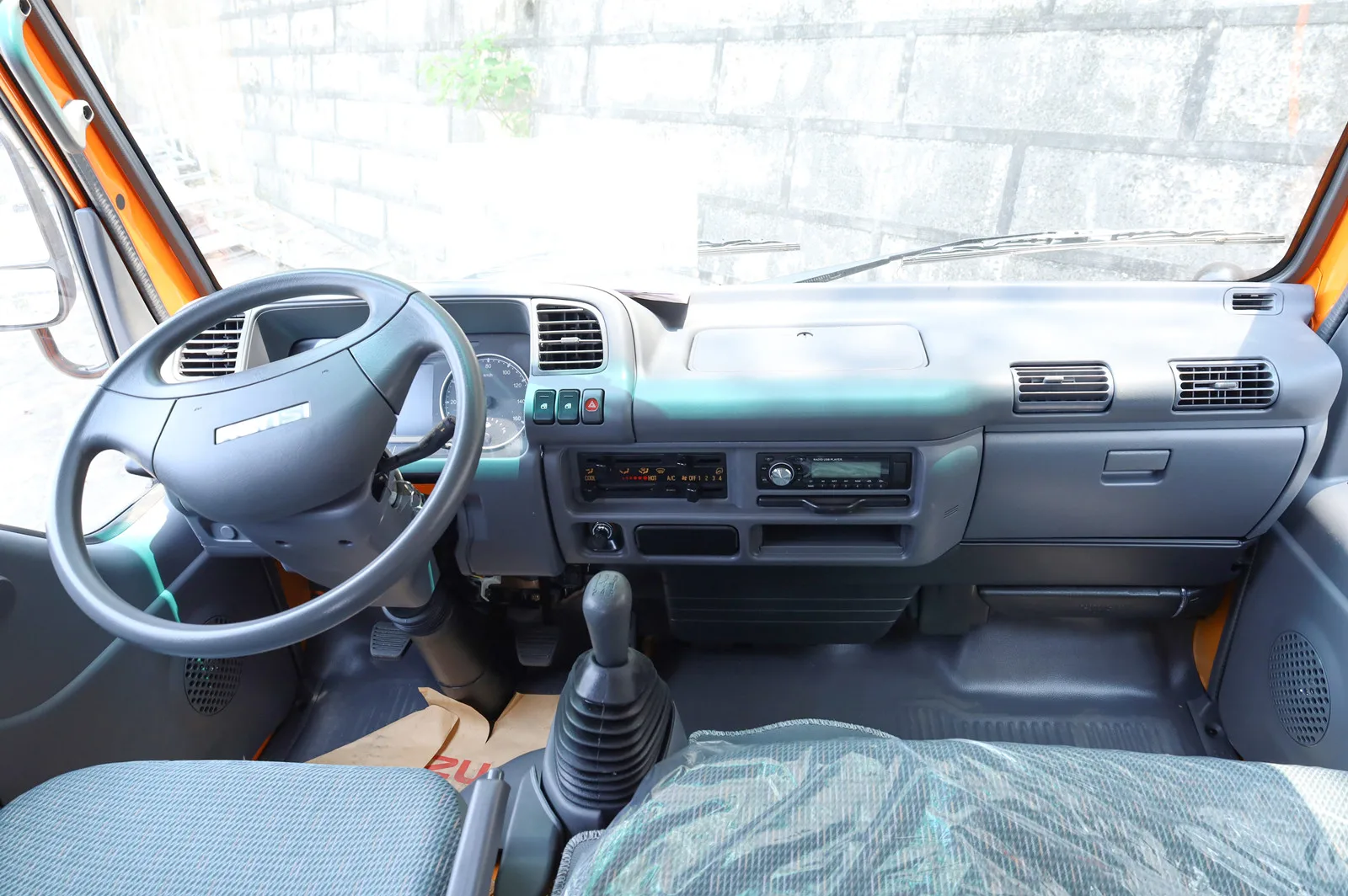 2024 Cheap Light Truck Isuzu elf NKR77 4x2 4KH1 engine 4 tons vegetable carrier cargo truck for sale